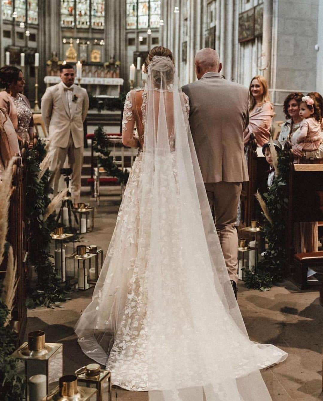 BERTAさんのインスタグラム写真 - (BERTAInstagram)「Breathtaking real #BertaBride from Germany 🇩🇪 ❤️ The stunning @carmushka 👰🏻 From our retailer @iay_iamyours Pics @kreativwedding」5月13日 21時35分 - berta