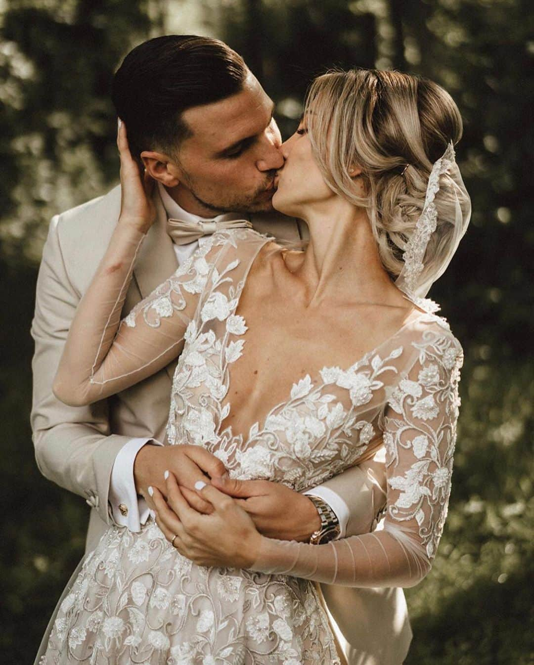 BERTAさんのインスタグラム写真 - (BERTAInstagram)「Breathtaking real #BertaBride from Germany 🇩🇪 ❤️ The stunning @carmushka 👰🏻 From our retailer @iay_iamyours Pics @kreativwedding」5月13日 21時35分 - berta