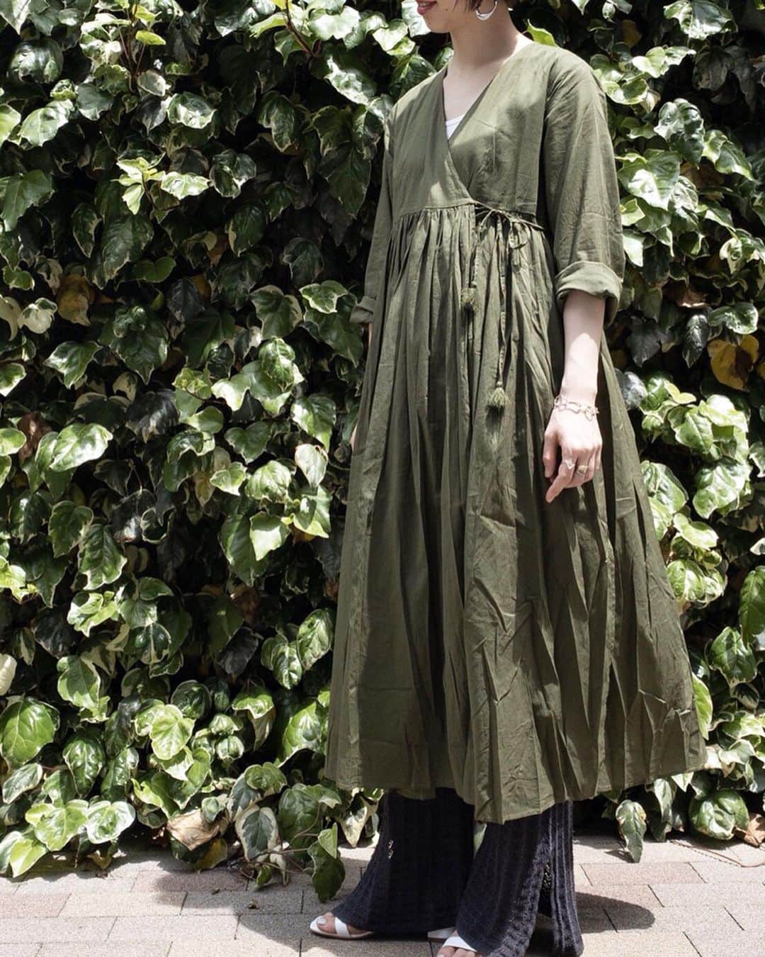 のインスタグラム：「夏の準備はAHUJASで🌿﻿ ﻿ シンプルで繊細なデザインのAHUJASはスタイリングの幅も広いので、見せ方に変化を出したい時にも役に立つはず。﻿ ﻿ ぜひ、様々なコーディネイトを楽しんでみてください❤︎﻿ ﻿ ﻿ ●one piece　￥12,800+tax﻿ Col.Black/Beige/Khaki No. 19040463002410﻿ ﻿ ●skirt　￥12,800+tax﻿ Col.Black/Khaki No.19060463000910 ﻿ ﻿ ﻿ #ahujas﻿ #dress﻿﻿ #onepiece﻿﻿ #skirt﻿ #19ss﻿﻿ #spring﻿﻿ #summer﻿﻿ #journalstandardrelume﻿﻿ #relume﻿﻿ #baycrews﻿﻿ #ワンピース﻿ #ジャーナルスタンダードレリューム﻿﻿ #ベイクルーズ ﻿」