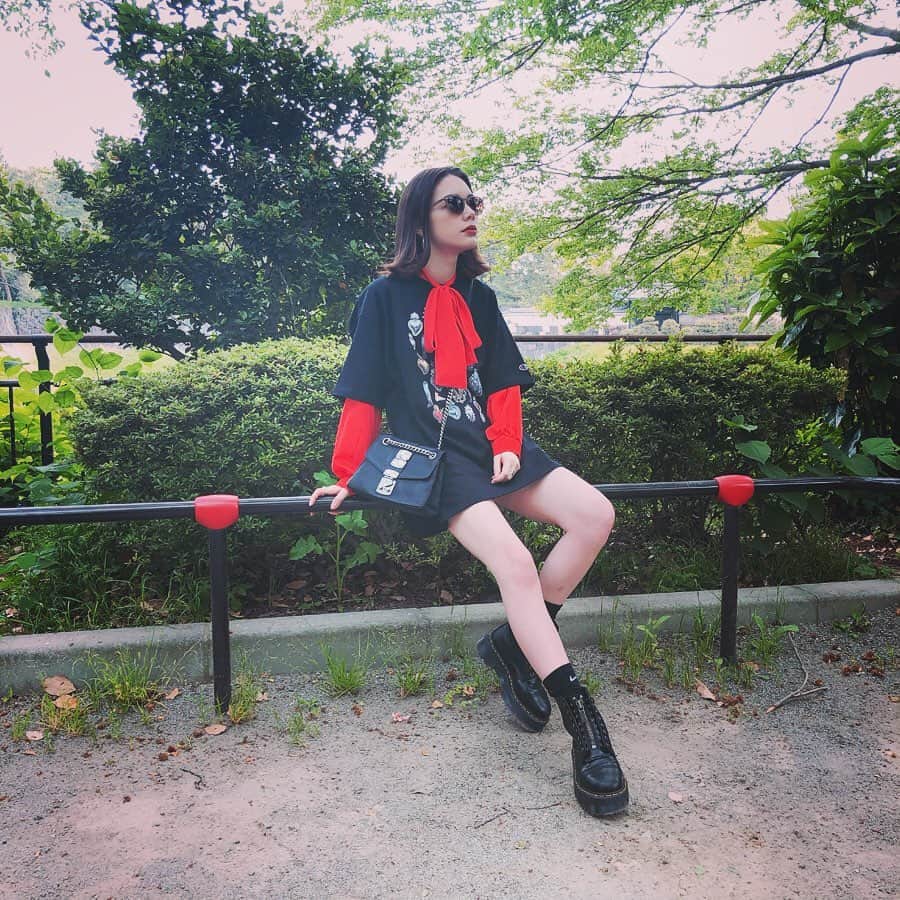 のインスタグラム：「赤アガるー🐙🔥❤️ * #ボウタイブラウス 集めたいな🍎 * あ！エブリワン！今週の木曜日はまたインスタライブ「Ray of Love」やるよ🌹🌹🌹 * ちょー久しぶりに歌う曲もあるのでお楽しみに❤️ * 何かわたしに質問があれば是非コメント欄に書いてね！ * インスタライブ中に何個かピックアップして答えようかな〜って考えてるよ😘 * 音楽のことでも、その他でも！何でもOK！ * 5月16日、夜10時からのインスタライブで会いましょう💋 * #rayban #mare #nifunifa #miumiu #nike #drmartens * * * #RayofLove」