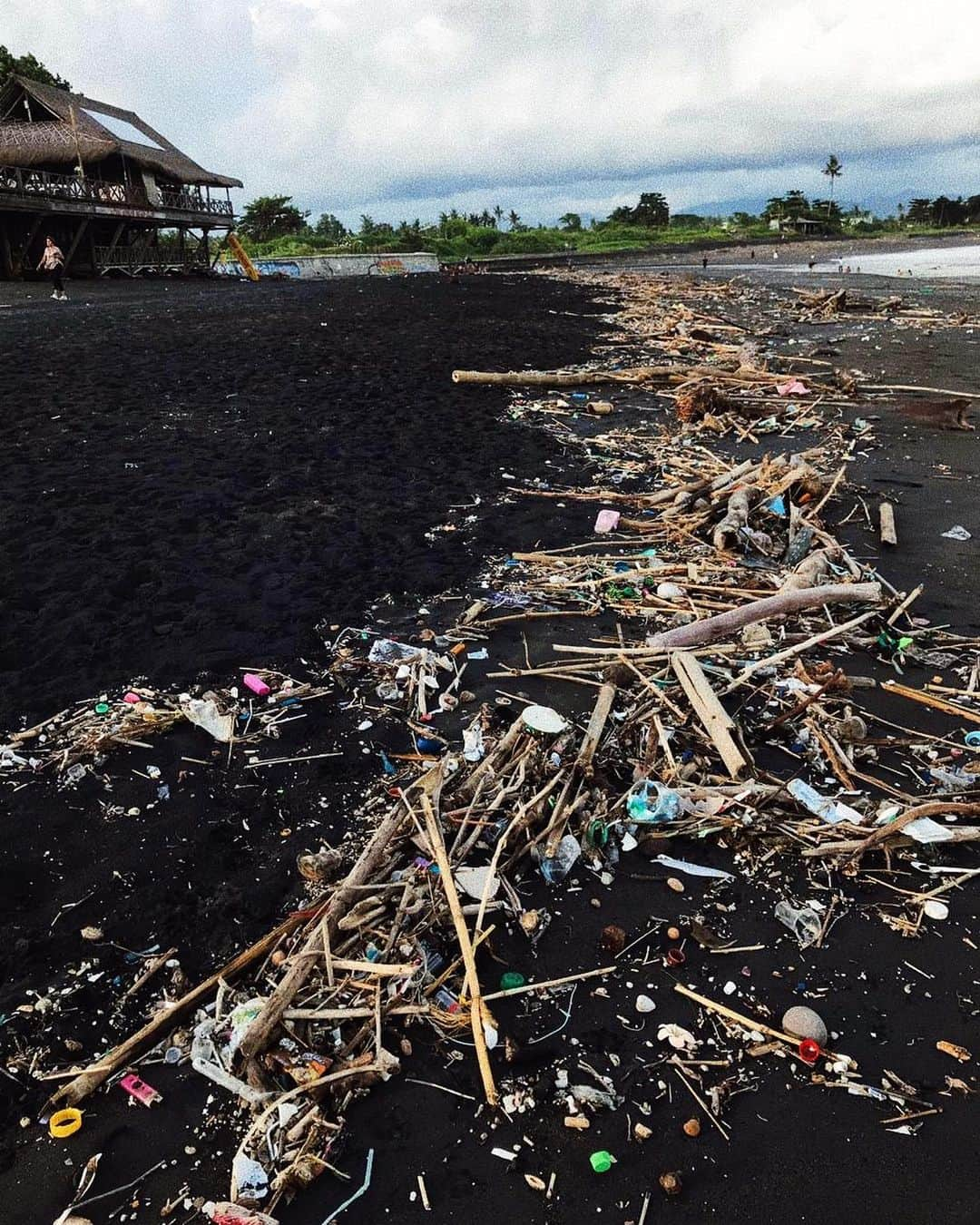 Inka Williamsさんのインスタグラム写真 - (Inka WilliamsInstagram)「BEACH CLEAN UP TOMORROW!!! come meet and join us tomorrow in KERAMAS BALI at 1pm! I am here with @parley.tv for the @WSL and we about to clean this Beach!!! 💥 any help is much appreciated ❤️ see you there!!!! Photo credits @neskalina • swipe -> for more info • #coronaxparley」5月13日 21時42分 - inkawilliams