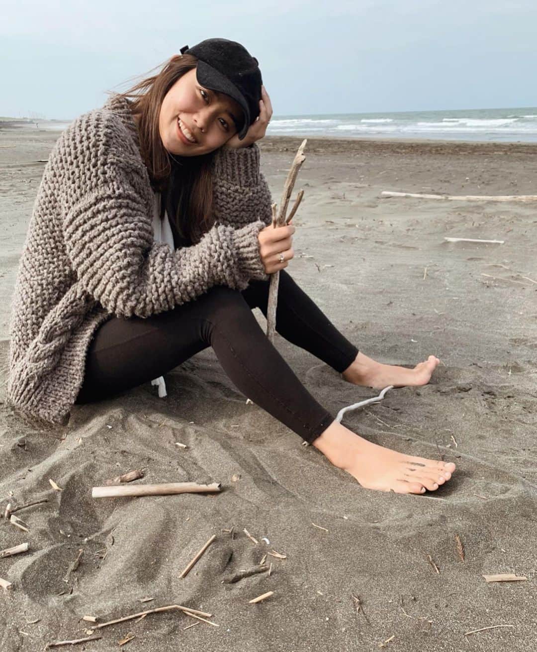 栗山遥さんのインスタグラム写真 - (栗山遥Instagram)「お散歩がてら DIY用の流木を拾いに🕊🐚 毎週末、海で過ごすの 最高だ😚 この日は海入らなかったけど、 砂浜がふかふか暖かくて 気持ちよかったな DIYの出来上がりを早くみんなに見せたい😚✨ #DIY#surfing」5月13日 21時43分 - harukakuriyama
