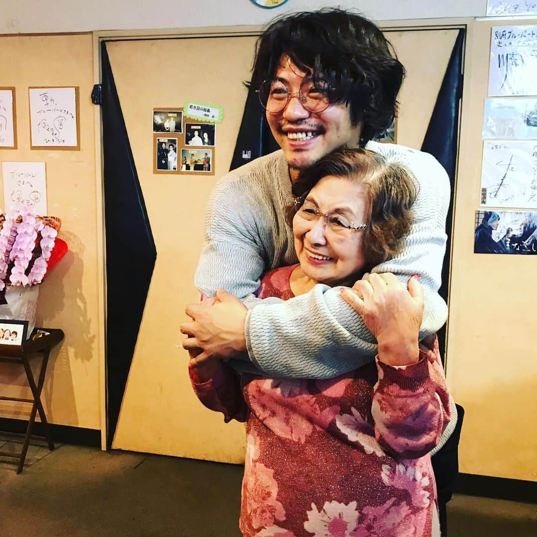 青柳尊哉さんのインスタグラム写真 - (青柳尊哉Instagram)「別府の想い出 #別府ブルーバード劇場  #照ちゃんとデート  #照ちゃんのネイル  #鉄輪温泉むし湯  #海地獄  #照ちゃんの娘のみきさんと夕日  映画が繋いだ出会い 照ちゃんにブルーバードに映画を届けたい。」5月13日 21時43分 - takaya_aoyagi