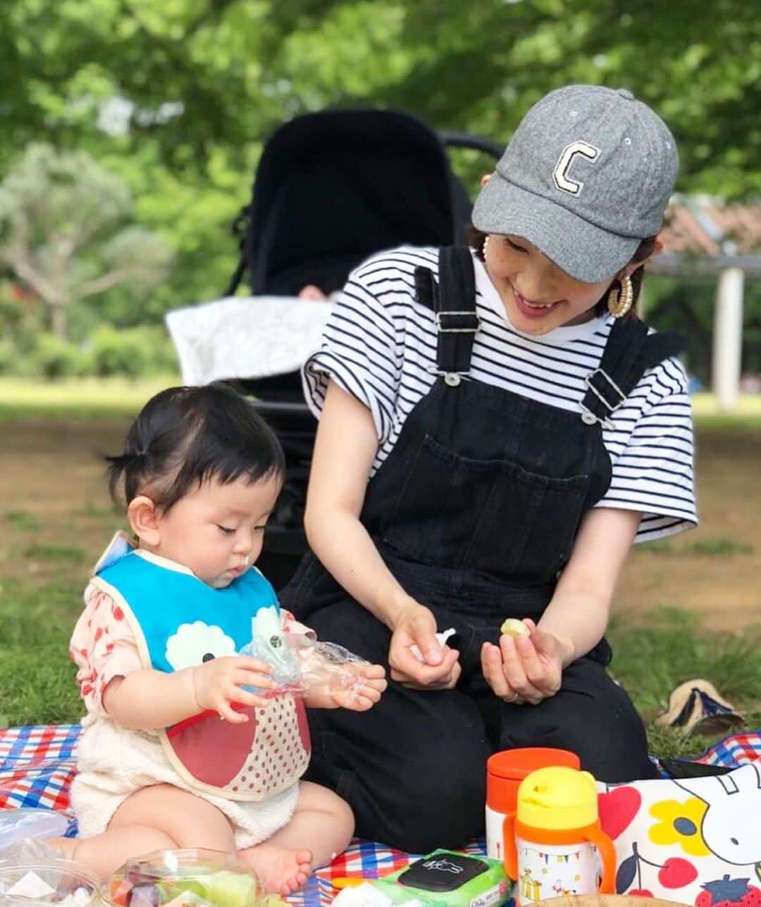 HALCALIのインスタグラム：「むすめのピクニックデビュー⛱鼻の下に“おべんと”つけて楽しんでました😂みんなに可愛がってもらってよかったね☺️お姉ちゃん達と一緒に遊べるようになるのが楽しみだ〜👧🏻👶🏻👦🏻」