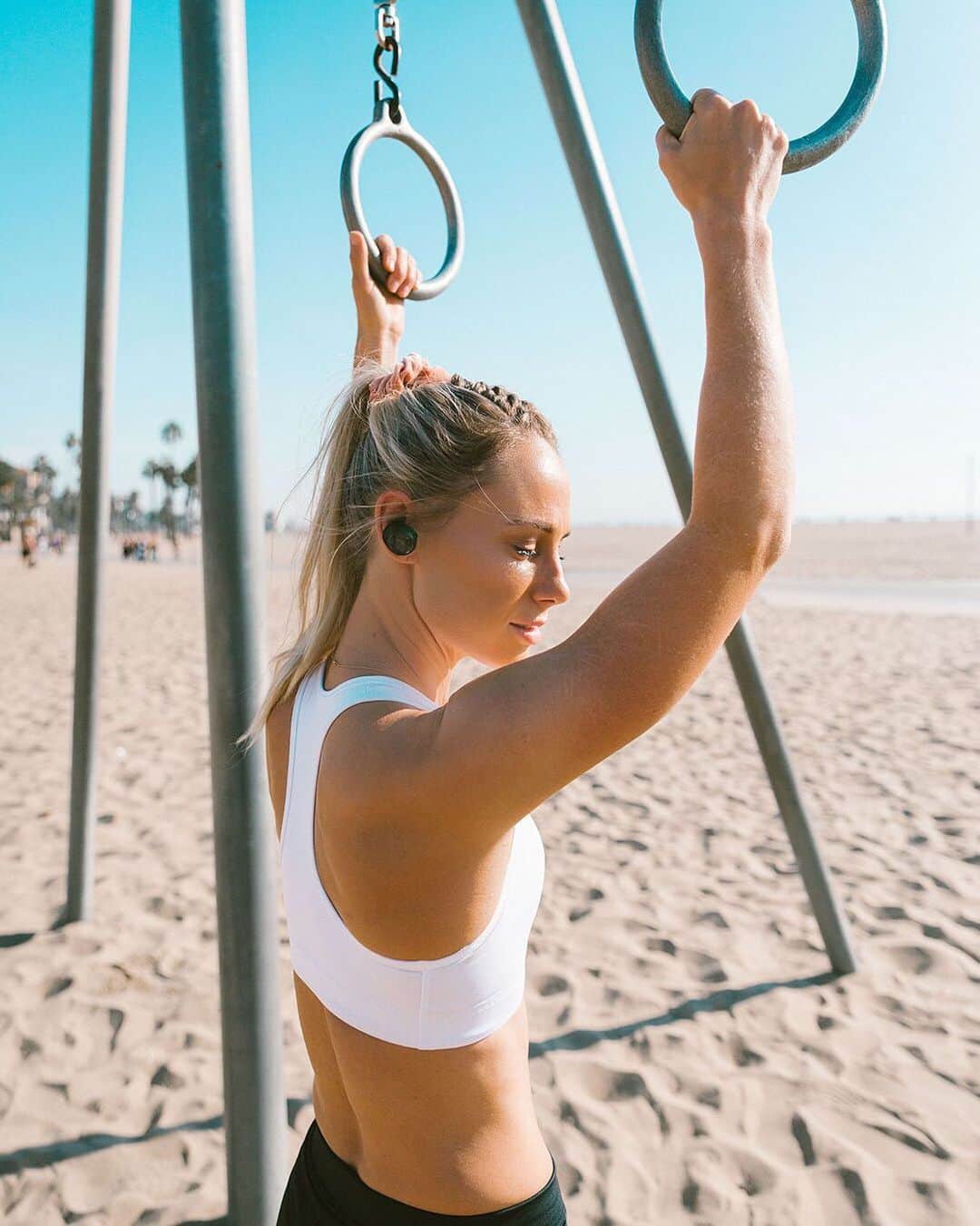 BOSEさんのインスタグラム写真 - (BOSEInstagram)「Sand + sunshine. Looks like our kind of workout! Who has a beach workout on their summer bucket list? 🙋 . . Click the link in bio or tap the photo to explore #SoundSport Free. 📸: @becwilcock」5月13日 21時45分 - bose