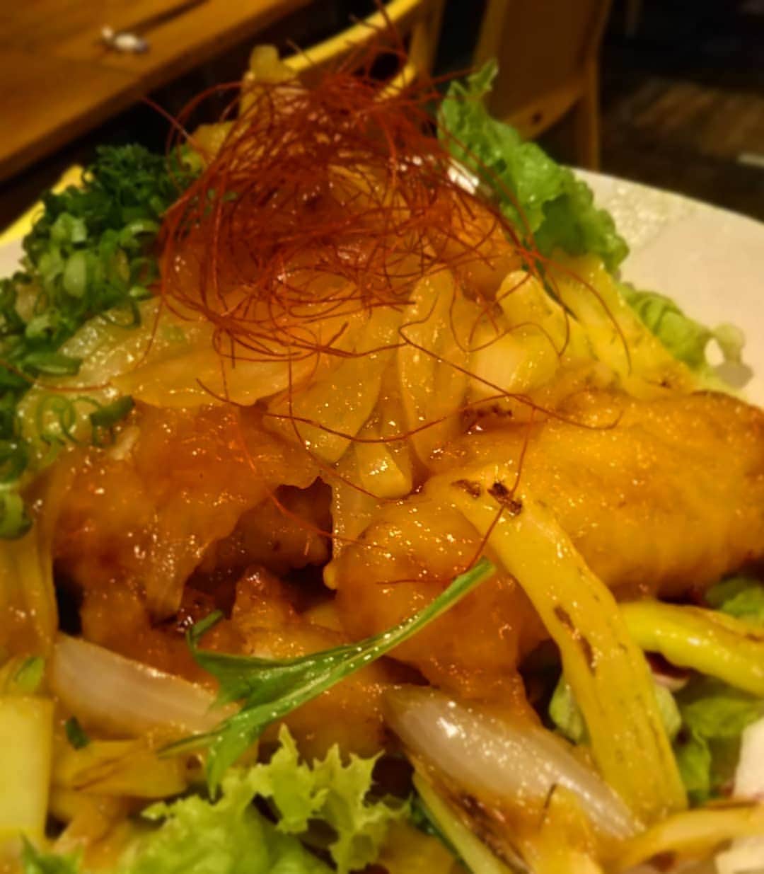九州うまか 北浜店のインスタグラム：「本日のまかないは鶏の天ぷら甘酢あんですよ。  #九州うまか#九州うまか北浜店#北浜#淀屋橋#天満橋#京橋#肥後橋#堺筋本町#大阪#大阪グルメ#居酒屋#日本酒#焼酎#純米#泳ぎイカ#もつ鍋#九州料理#九州#博多#福岡#鹿児島#宮崎#佐賀#長崎#大分#熊本#肉#まかない」