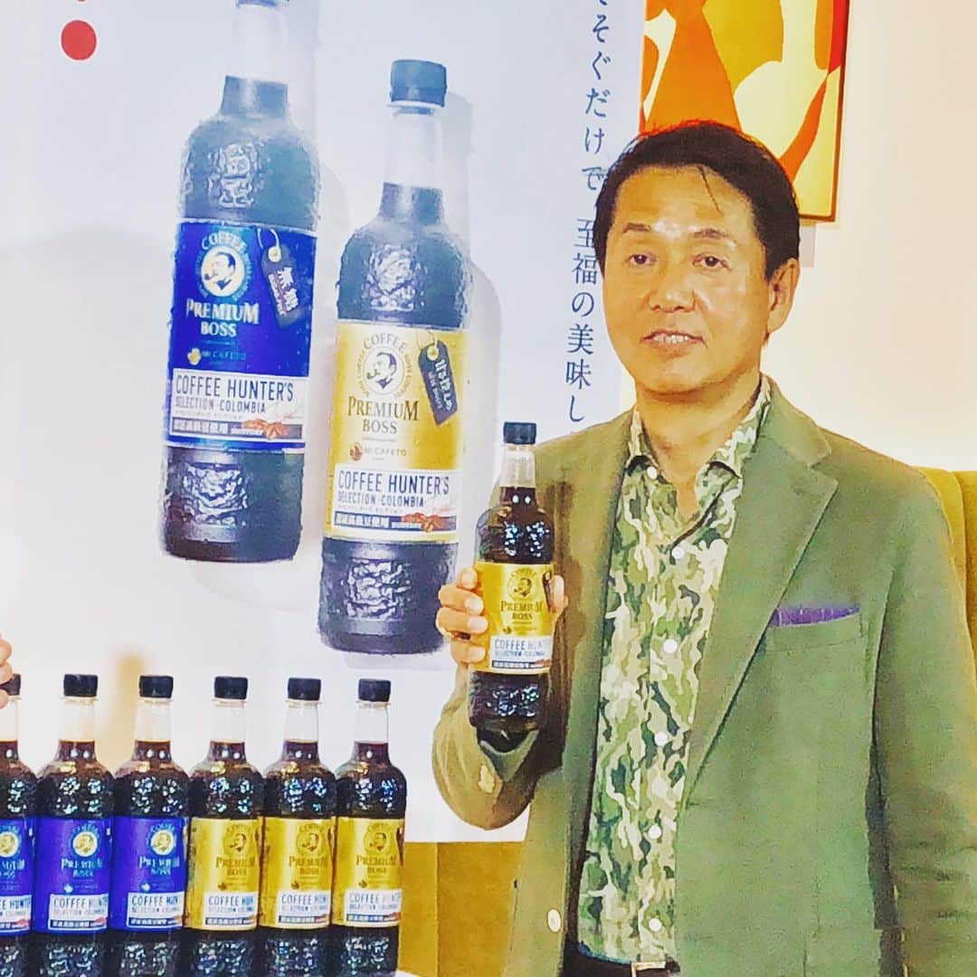 美的 Biteki's official Instagram! さんのインスタグラム写真 - (美的 Biteki's official Instagram! Instagram)「美的のイベント“美的カフェ”でもおなじみのコーヒー店「ミカフェート」。 その社長であり、“コーヒーハンター”として知られるJose（ホセ）川島良彰氏さんが、新たにお家用のコーヒーをサントリーと共同開発☕️ ★ あの「BOSS」ブランドから、本日「プレミアムボス コーヒーハンターズセレクション」が発売になりました。 お店のような高級な味わいが“イエナカ（家庭内）”で手軽に愉しめる本格コーヒーとして、全国のスーパーでも買えるように♪ ★ フレーバーは、“無糖”と“甘さ控えめ”の2種。お家でもペットボトルでコクと爽やかな酸味のある本格的なコーヒーが味わえます。 おすすめはそのまま氷に注いで、暑い時期ならではアイスでの楽しみ方。本格的に淹れたかのようなコーヒー本来の香りとほろ苦さを堪能できます✨ ★ ミカフェートの信念である『農園から、1杯のカップまで』を基にこだわりの素材を使用。コーヒー豆はコクと酸味のバランスが良く、フルーティーな香りとクリーンで飲みやすい味わいが特長のコロンビア「ウィラ地区」の豆です。 生豆が品質を保つために、定温コンテナで輸送し、一定の室温で保管しているとか。さらにサントリーコーヒーロースタリーの海老名工場で、独自の方法で焙煎。深煎りにすることで香りを引き出し、コーヒーのコクを引き立てています。 ★ 昨日行われた記者発表で、川島さんは「苦労したのはいい原料を予算の中で選ぶこと」と話し「これまでのRTD(缶やペットボトル入りの飲料）では行っていなかったコーヒー豆の低温輸送でおいしさを」と意気込みを語りました。 ★ お家で手軽にペットボトルで本格的なコーヒーを楽しんでみませんか？ ★ サントリー プレミアムボス コーヒーハンターズ　セレクション 無糖　甘さ控えめの2種 750mlペットボトル　各￥298（希望小売価格）　全国スーパーなどで発売  #ミカフェート #サントリー #コーヒーハンター #ミカフェート一ツ橋店 #美的カフェ #美的ブレンド #micafeto #アイスコーヒー #BOSS #コーヒーハンター  #美的 #bitekicom  @micafeto」5月28日 17時36分 - bitekicom