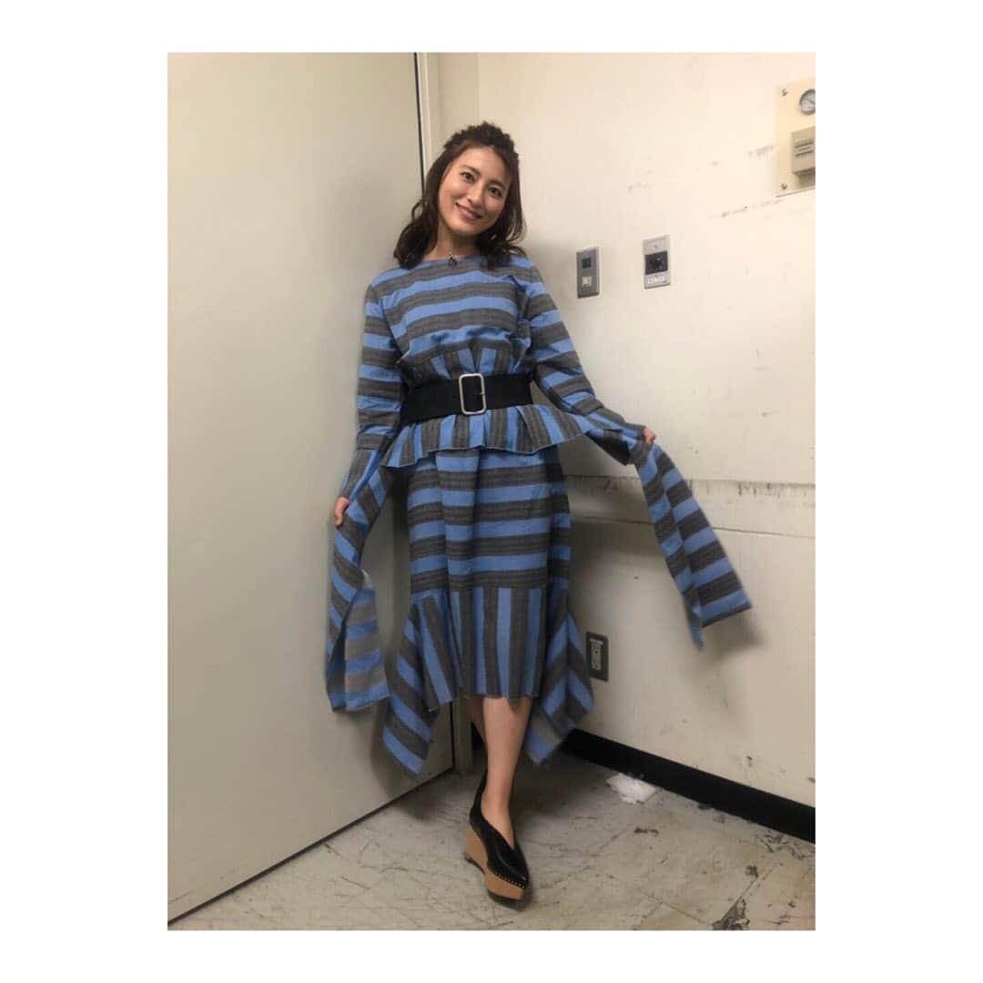 福田彩乃さんのインスタグラム写真 - (福田彩乃Instagram)「* BSコンシェルジュの収録でした ゲストは 山口智充さんことぐっさんです！ やっぱ楽しいなあ〜 ものまねさいこうでした！ 今週の金曜日オンエアです 是非みてくださいね✨ 稲塚アナに 「これって何色に見えるでしょう？ってやつですか？」 っていじられたけど笑  その可愛いワンピースは #blackmouton  です👗  青とグレーのボーダーだよ！！」5月28日 17時29分 - ayanofukuda_official