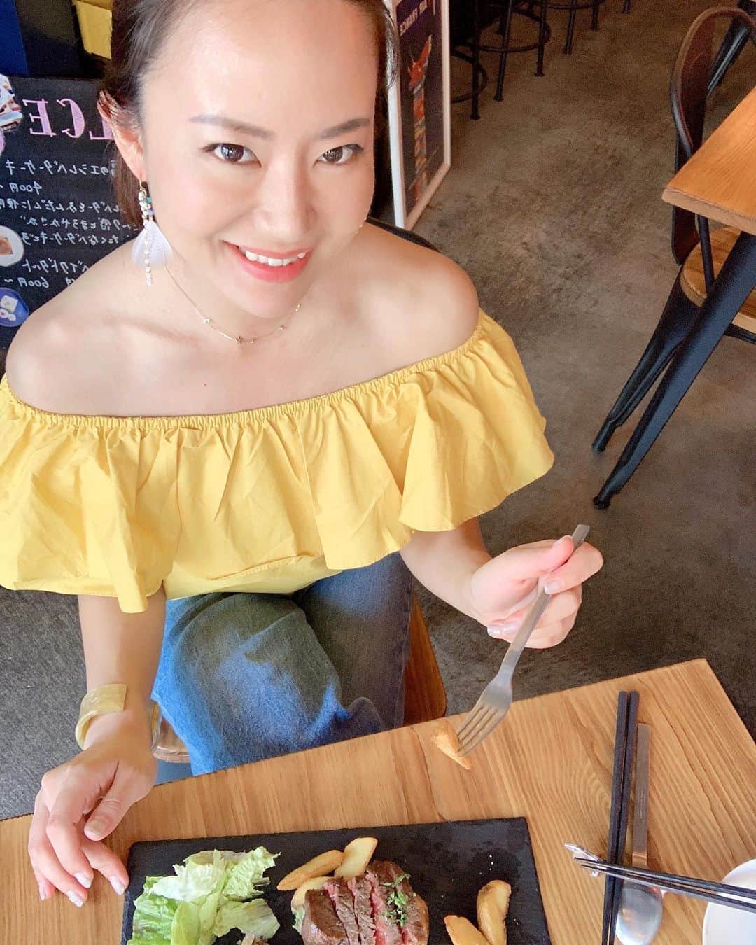 長嶺菜菜子のインスタグラム：「﻿ ﻿ 今日みたいな雨☔️の日は﻿ 明るい色を着て出かける🌻﻿ ﻿ ﻿ 黄色は小さい頃からずーっと好きな色﻿ ﻿ ﻿ 元気が出るし﻿ パーソナルカラーがイエローベースの私の顔をはっきり綺麗に見せてくれる٩( ,,˘ ³˘)♥︎﻿ ﻿ ﻿ 私の名前の由来の﻿ 【菜の花】も黄色(*˙˘˙*)ஐ﻿ ﻿ ﻿ Tops... @17kg_official﻿ ﻿ ﻿ ﻿ #沖縄人 #うちなんちゅ ﻿ #八重歯 #でこっぱち﻿ #肉好き #肉食﻿ #雨の日は明るい色のコーデ﻿ #黄色好き #イエローベース﻿ #コーディネート #オフショルダー﻿ #17kgofficial﻿ ﻿」