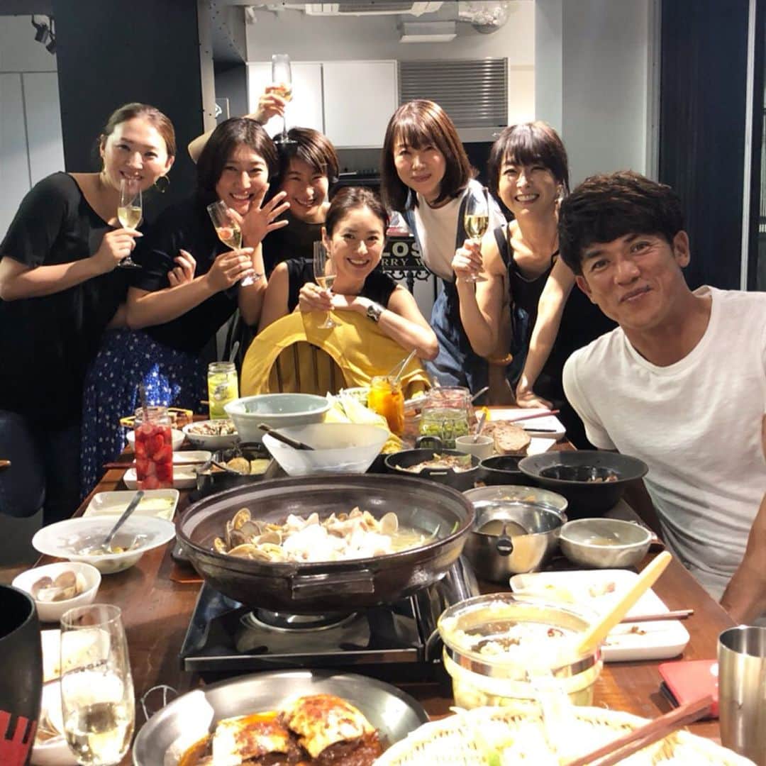 池山文のインスタグラム：「昨日は息子達が塾で頑張っている間…私は松井美緒ちゃんのお宅で愉快な仲間とお夕飯。美緒ちゃん、いつもありがとう！！ テレビの取材もいらしてましたが…カメラを向けられた途端に無口になる私たち…🤣。自然体…のマシンガントークは、なかなかお見せできるものではございませんね🤪。 美緒ちゃんの美味しいお料理は、いつも松井家でしか食べられなかったけれど、今は私にも、レシピ本がある😏。🥗クレソンとパクチー、たくあんのサラダ🥗が既に恋しくてたまらないので、今夜作ってみようかしらん😊。 #mix_and_mingle_  #miomatsui  #ホームパーティ #松井家のおもてなしごはん  #friends」