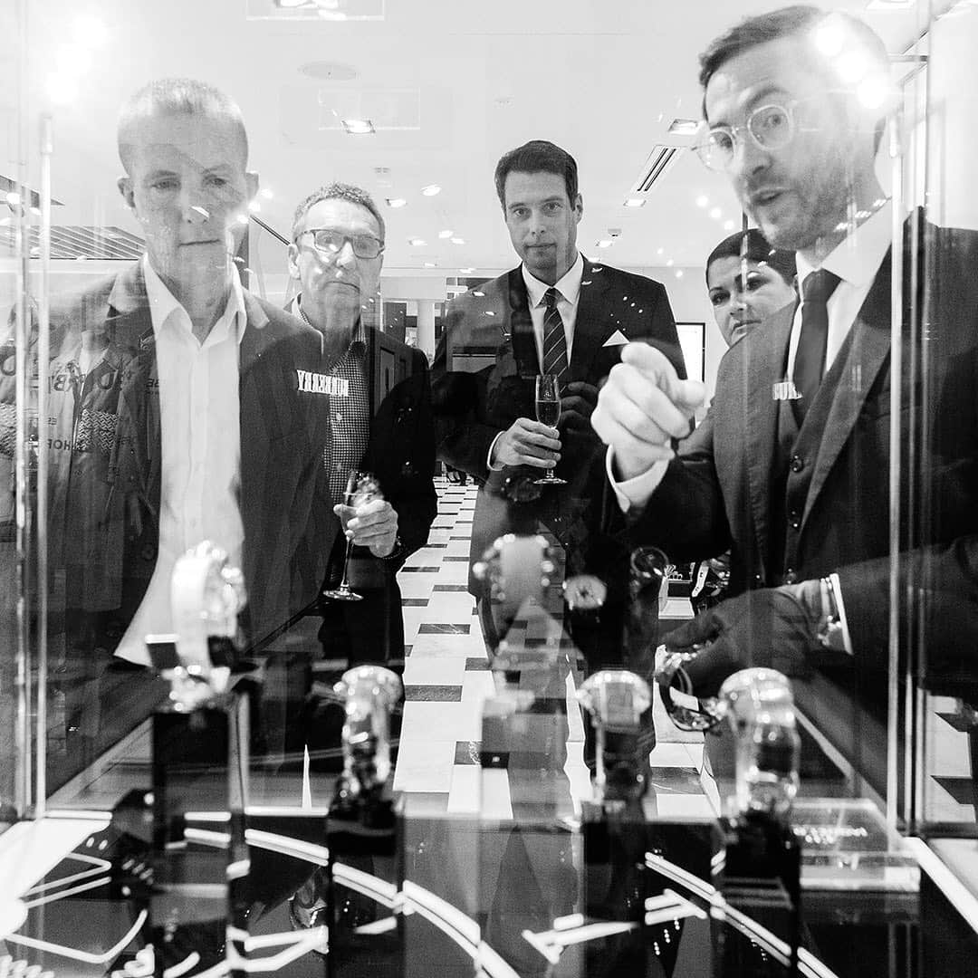 DFS & T Galleriaさんのインスタグラム写真 - (DFS & T GalleriaInstagram)「Discover the world’s largest retail exhibition of timepieces and jewelry as it arrives exclusively to T Galleria by DFS, Sydney, from May 24 to July 31. Featuring over 80 timepieces from renowned brands including @franckmuller_geneve , @ulyssenardinofficial , @roger_dubuis and more, Masters of Time X is a special anniversary collection that highlights craftsmanship, design and innovation.  #DFSMasters #TGalleria #ShopDutyFree」5月28日 16時02分 - dfsofficial