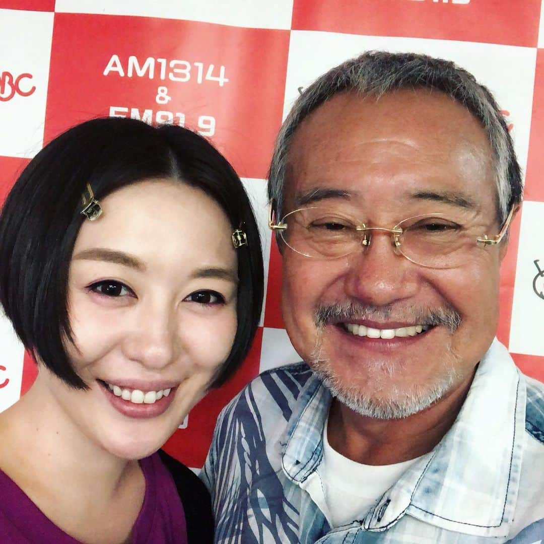 宇都宮まきさんのインスタグラム写真 - (宇都宮まきInstagram)「まきピーと吉幾三ピー🥰🥰🥰 幾三ピーは湯上がりのとってもいい匂いがしたな😌💓 まきピーは✨どんな匂いがしたのかな😌 せめて✨無臭であれ😌😌😌 まきピー💓幾三ピーの✨ 顔も匂いも全部がタイプだょ😍 来世は幾三ピーと結婚出来ますょぅに 😘😘😘😘😘😘😘😘😘😘😘 バィバーイ🥳」5月28日 16時17分 - utsunomiyamaki