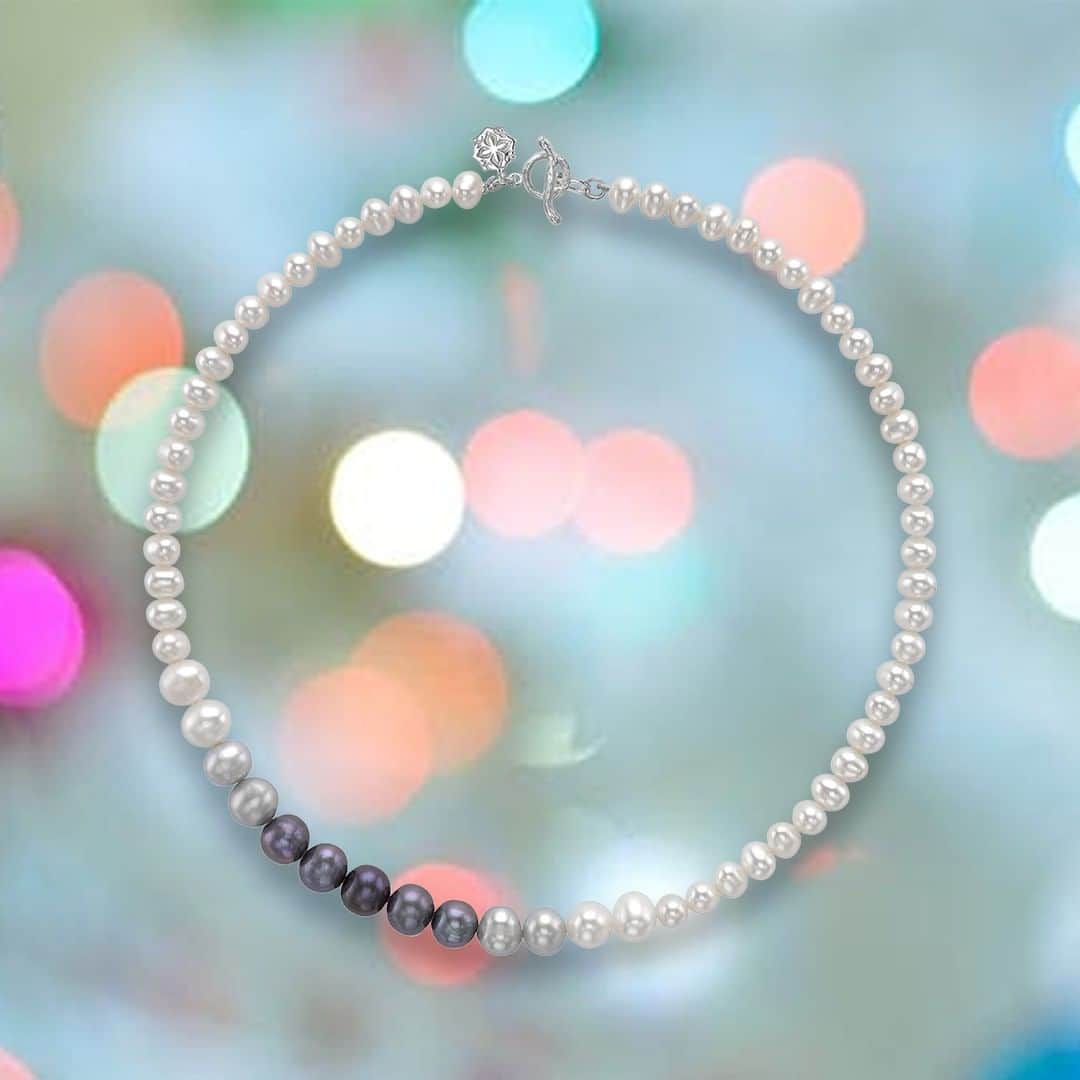 のインスタグラム：「Pearls but with a little bit extra...this pearl necklace is not only chic and unique, but it also has 20% off with our Pearl Offer at the moment! . . #Discount #Sale #Offer #Pearl #ALittleExtra #Ombre #Necklace #Chic #Unique #Silver #Beautiful #White #Grey #Jewellery #Jewelry #DowerAndHall」