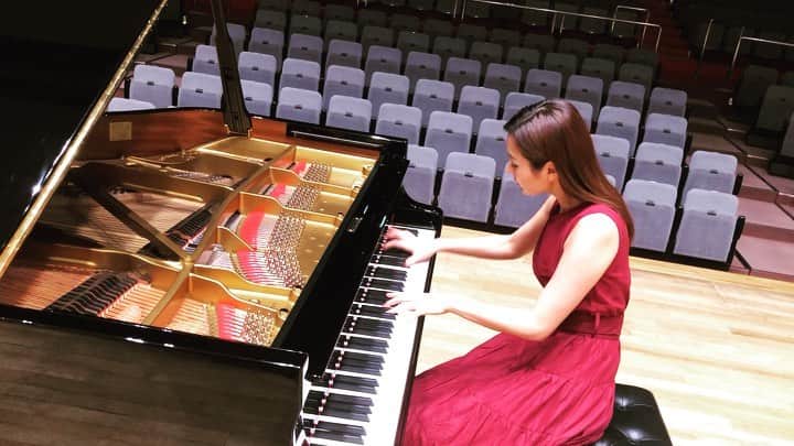 森本麻衣のインスタグラム：「Liszt🌟La Campanella (the beginning 1min.) . リスト/カンパネラ🌛 有名ですね！ 最初の1分。 . . . . . #maimorimoto#Campanella#piano#pianist#hall#classicalmusic#steinway#steinwayandsons#practice#now#liszt#grandpiano#tokyo#🎹 #森本麻衣#ピアノ#ピアニスト#カンパネラ#リスト#ホール#クラシック#おすすめ#スタインウェイ#グランドピアノ#練習なう」
