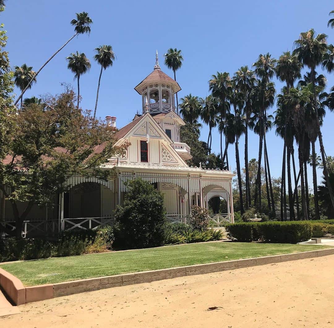 アメリカ大使館さんのインスタグラム写真 - (アメリカ大使館Instagram)「ロサンゼルスにある、クイーン・アンコテージ(Queen Anne Cottage) 1885年に造られたこの建物は、過去ハリウッド映画🎞にも登場しています！ アルカディアのザ・アーボリータム庭園内にあります。 映画🎬の中に登場する場所を旅するのも面白いかもしれないですね😎 . #us #usa #america #california #losangeles #la #pasadena #livinginamerica #studyabroad #アメリカ #留学 #アメリカ生活 #海外生活 #カリフォルニア #ロサンゼルス #旅行 #観光 #映画 #ハリウッド #hollywood #westcoast #西海岸 #撮影 #観光 #アカデミー賞 #oscars #公園 #散歩 #park #空 #sky」5月28日 16時27分 - usembassytokyo