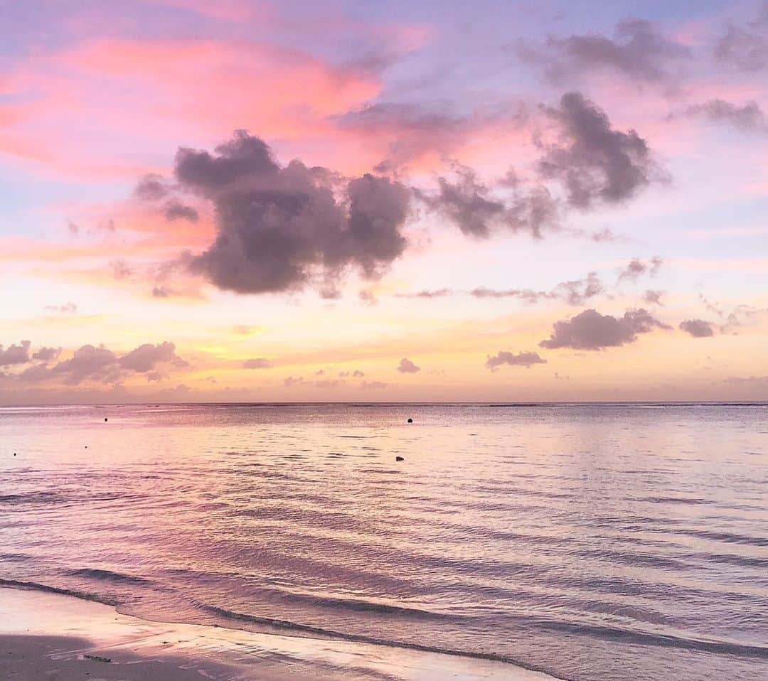 板橋瑠美さんのインスタグラム写真 - (板橋瑠美Instagram)「Pink sea♡ ・ サンセットみてボーッとしたい💋。。。 ・ Guamで見た忘れられない空💜 ・ ・ ・ #sea #guam #sky #sunset」5月28日 16時25分 - rumi_official_0616