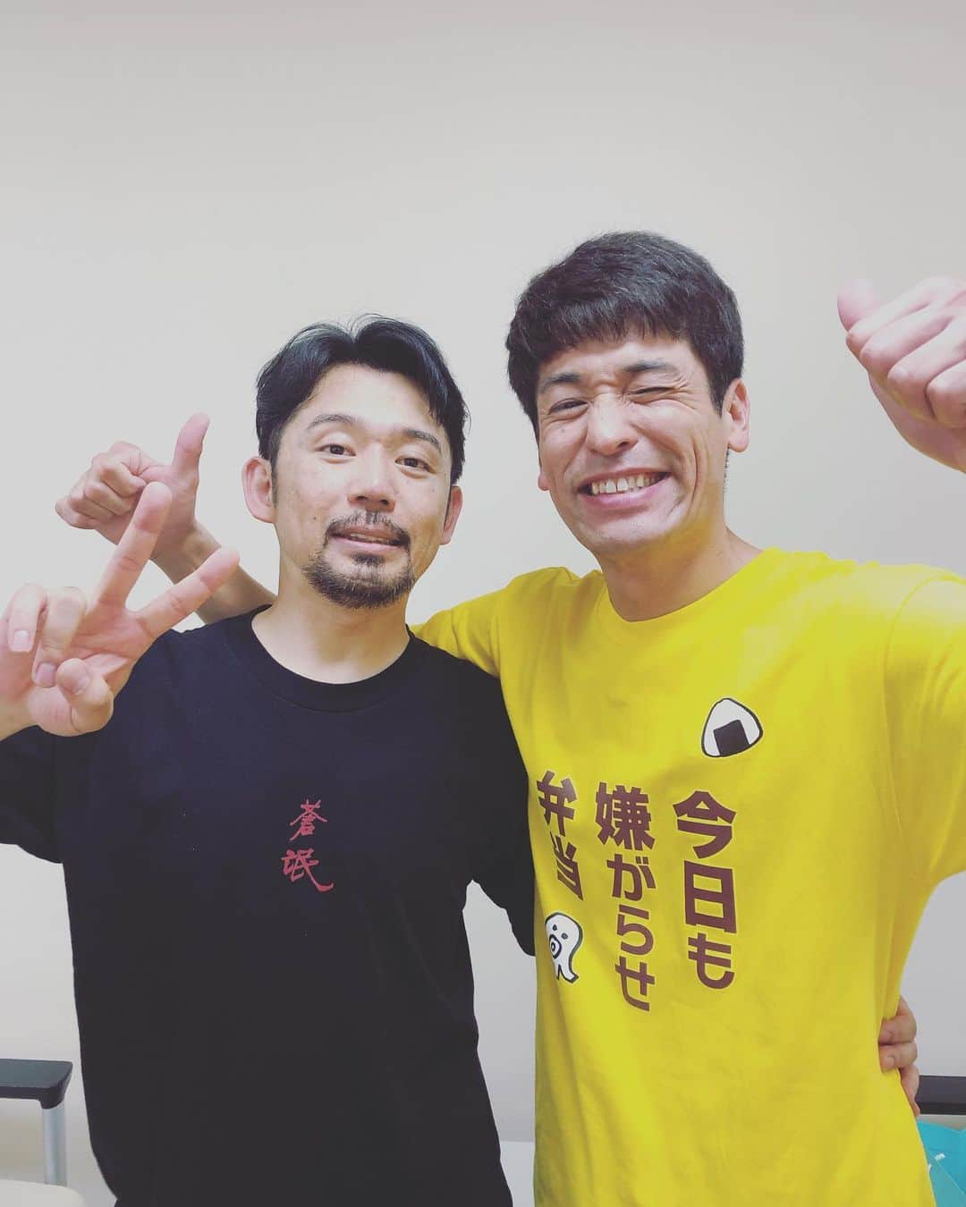 岡田義徳さんのインスタグラム写真 - (岡田義徳Instagram)「今日は映画、「今日も嫌がらせ弁当」の番宣でバラエティ収録！！ 久しぶりに佐藤隆太に会って幸せな時間！やはり昔話に花が咲きました！ もはや戦友ですな、りゅうちゃん。  #岡田義徳  #佐藤隆太 #今日も嫌がらせ弁当  #バラエティ #番宣 #木更津キャッツアイ」5月28日 16時20分 - yoshinori_okada_44