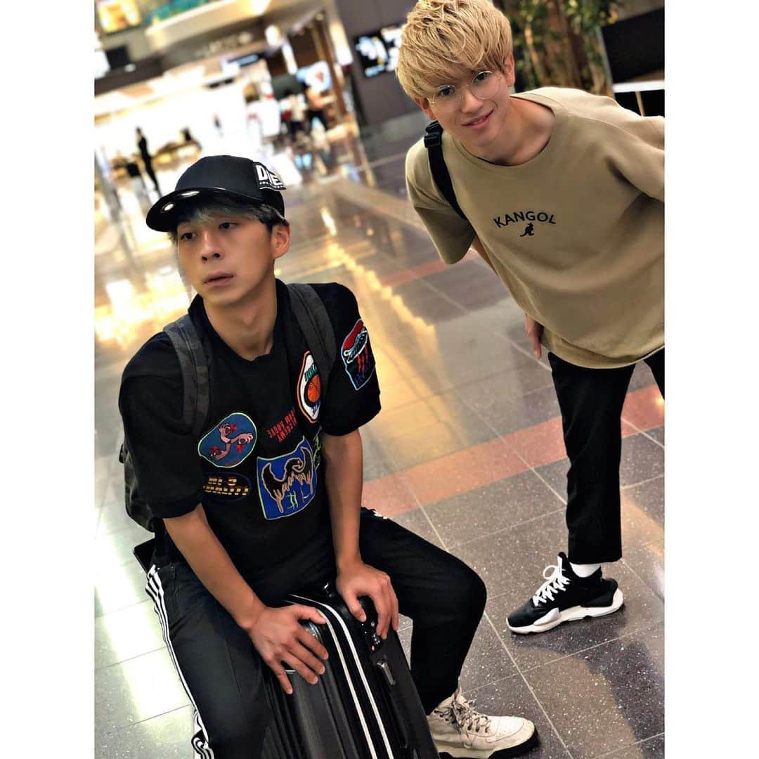 岡田鷹斗のインスタグラム：「福岡到着☆ リトルママフェスタ2019 in福岡国際センター ありがとうございました♪ ・ ・ ・ 凌汰 @ryotasudo0514 &鷹斗コンビ ・ ・ ・ #NEVAGIVEUP #アイドル #ダンスボーカル #fukuoka  #岡田鷹斗 #須藤凌汰 #fashion」
