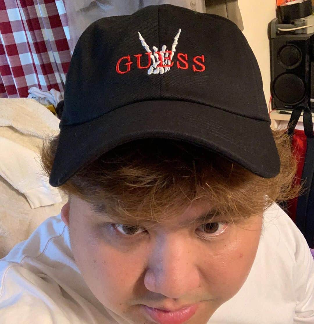 池田真一のインスタグラム：「AH MURDERZ × GUESSの新作のキャップ！！！！渋すぎる！！！！ 頭に引っ付くまで被り続けます！！ #ahmurderz」