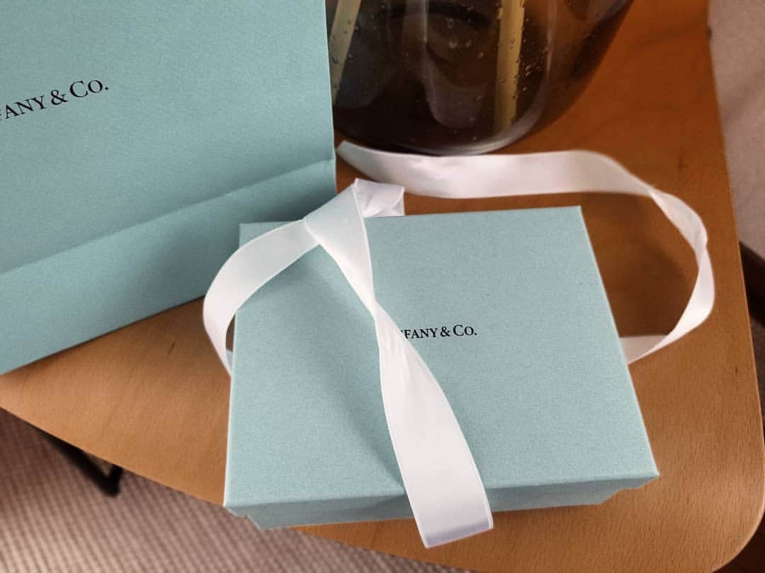 neokazumiのインスタグラム：「﻿ 早めの誕生日プレゼント﻿ ﻿ 🦍ありがとう﻿ ﻿ 奄美に付けて行こう  #tiffany」