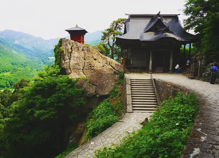 旅行比較サイト・トラベルコ 理想の旅を、いちばん安く。さんのインスタグラム写真 - (旅行比較サイト・トラベルコ 理想の旅を、いちばん安く。Instagram)「「閑さや 岩にしみ入る 蝉の声」 * #奥の細道 の有名な俳句ですが、これは #松尾芭蕉 が山形県にある #立石寺 を参詣した際に詠まれたものです。 * 立石寺は通称 #山寺 とも呼ばれる、東北を代表する古刹。長い階段を上がっていくと、途中には“せみ塚”など見所がたくさん。適度に休憩を入れながら山頂までたどり着くと、そこには山々に囲まれた絶景が！　登った人だけが味わえる、この達成感と爽快感がたまりません✨ * 立石寺でたっぷり癒やされた後は、山寺駅周辺にあるお店巡りも楽しんで。山形名物の玉こんにゃくや、さくらんぼ味のソフトクリームなども忘れず堪能しましょう😀 * 都会の喧騒を離れて、ぜひ俳句にあるような「夏の風景」を感じてみてはいかがでしょうか。 * * * あなたが訪れた旅先での写真に《 @travelko_chan 》《 #トラベルコ 》《 #travelko 》とタグ付けして投稿してみてください！こちらのアカウントで紹介させていただくかもしれません♪ * * * #山寺 #立石寺 #寺 #山形 #東北 #日本 #松尾芭蕉 #奥の細道 #夏 #絶景 #旅行 #国内旅行 #japantrip #japantravel #travel #trip #sightseeing #フォトジェニック #旅行好きな人と繋がりたい #写真好きな人と繋がりたい #カメラ女子 #カメラ男子 #followme #instatravel #travelgram #instagood #instaphoto #travelko #トラベルコ #トラベルコちゃん」5月28日 16時43分 - travelko_official