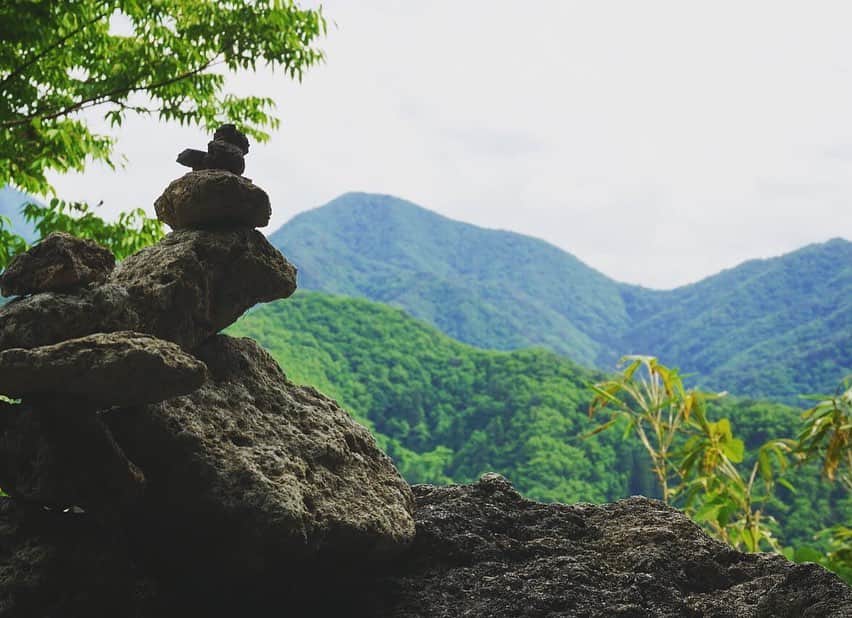 旅行比較サイト・トラベルコ 理想の旅を、いちばん安く。さんのインスタグラム写真 - (旅行比較サイト・トラベルコ 理想の旅を、いちばん安く。Instagram)「「閑さや 岩にしみ入る 蝉の声」 * #奥の細道 の有名な俳句ですが、これは #松尾芭蕉 が山形県にある #立石寺 を参詣した際に詠まれたものです。 * 立石寺は通称 #山寺 とも呼ばれる、東北を代表する古刹。長い階段を上がっていくと、途中には“せみ塚”など見所がたくさん。適度に休憩を入れながら山頂までたどり着くと、そこには山々に囲まれた絶景が！　登った人だけが味わえる、この達成感と爽快感がたまりません✨ * 立石寺でたっぷり癒やされた後は、山寺駅周辺にあるお店巡りも楽しんで。山形名物の玉こんにゃくや、さくらんぼ味のソフトクリームなども忘れず堪能しましょう😀 * 都会の喧騒を離れて、ぜひ俳句にあるような「夏の風景」を感じてみてはいかがでしょうか。 * * * あなたが訪れた旅先での写真に《 @travelko_chan 》《 #トラベルコ 》《 #travelko 》とタグ付けして投稿してみてください！こちらのアカウントで紹介させていただくかもしれません♪ * * * #山寺 #立石寺 #寺 #山形 #東北 #日本 #松尾芭蕉 #奥の細道 #夏 #絶景 #旅行 #国内旅行 #japantrip #japantravel #travel #trip #sightseeing #フォトジェニック #旅行好きな人と繋がりたい #写真好きな人と繋がりたい #カメラ女子 #カメラ男子 #followme #instatravel #travelgram #instagood #instaphoto #travelko #トラベルコ #トラベルコちゃん」5月28日 16時43分 - travelko_official