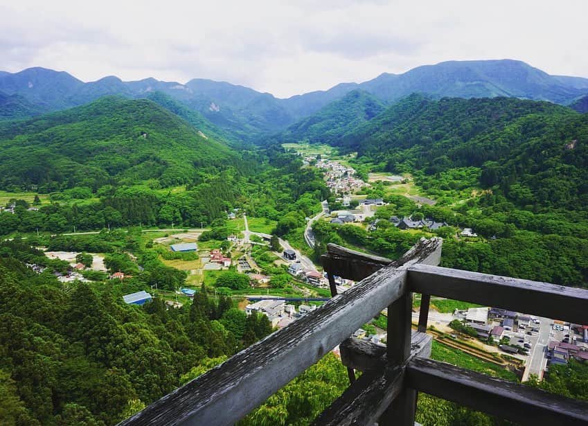 旅行比較サイト・トラベルコ 理想の旅を、いちばん安く。のインスタグラム：「「閑さや 岩にしみ入る 蝉の声」 * #奥の細道 の有名な俳句ですが、これは #松尾芭蕉 が山形県にある #立石寺 を参詣した際に詠まれたものです。 * 立石寺は通称 #山寺 とも呼ばれる、東北を代表する古刹。長い階段を上がっていくと、途中には“せみ塚”など見所がたくさん。適度に休憩を入れながら山頂までたどり着くと、そこには山々に囲まれた絶景が！　登った人だけが味わえる、この達成感と爽快感がたまりません✨ * 立石寺でたっぷり癒やされた後は、山寺駅周辺にあるお店巡りも楽しんで。山形名物の玉こんにゃくや、さくらんぼ味のソフトクリームなども忘れず堪能しましょう😀 * 都会の喧騒を離れて、ぜひ俳句にあるような「夏の風景」を感じてみてはいかがでしょうか。 * * * あなたが訪れた旅先での写真に《 @travelko_chan 》《 #トラベルコ 》《 #travelko 》とタグ付けして投稿してみてください！こちらのアカウントで紹介させていただくかもしれません♪ * * * #山寺 #立石寺 #寺 #山形 #東北 #日本 #松尾芭蕉 #奥の細道 #夏 #絶景 #旅行 #国内旅行 #japantrip #japantravel #travel #trip #sightseeing #フォトジェニック #旅行好きな人と繋がりたい #写真好きな人と繋がりたい #カメラ女子 #カメラ男子 #followme #instatravel #travelgram #instagood #instaphoto #travelko #トラベルコ #トラベルコちゃん」