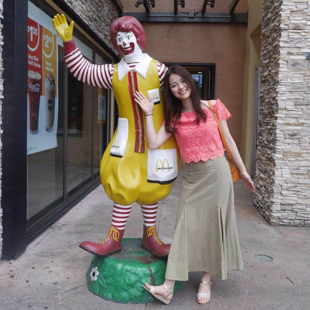 浦郷絵梨佳さんのインスタグラム写真 - (浦郷絵梨佳Instagram)「グアム旅コーディネートwith ドナルド カメラマン @ikea810 . 謎に着替えるたびにドナルドと撮影📷 ４枚目の眠たそうな早朝の無造作感よ、わら お別れは悲しくてハグ。 また会いに来るからねドナルド🥺✨ . #ドナルド #マクドナルド #グアムの恋人 #遠距離恋愛 #勝手に」5月28日 16時54分 - urago.erika