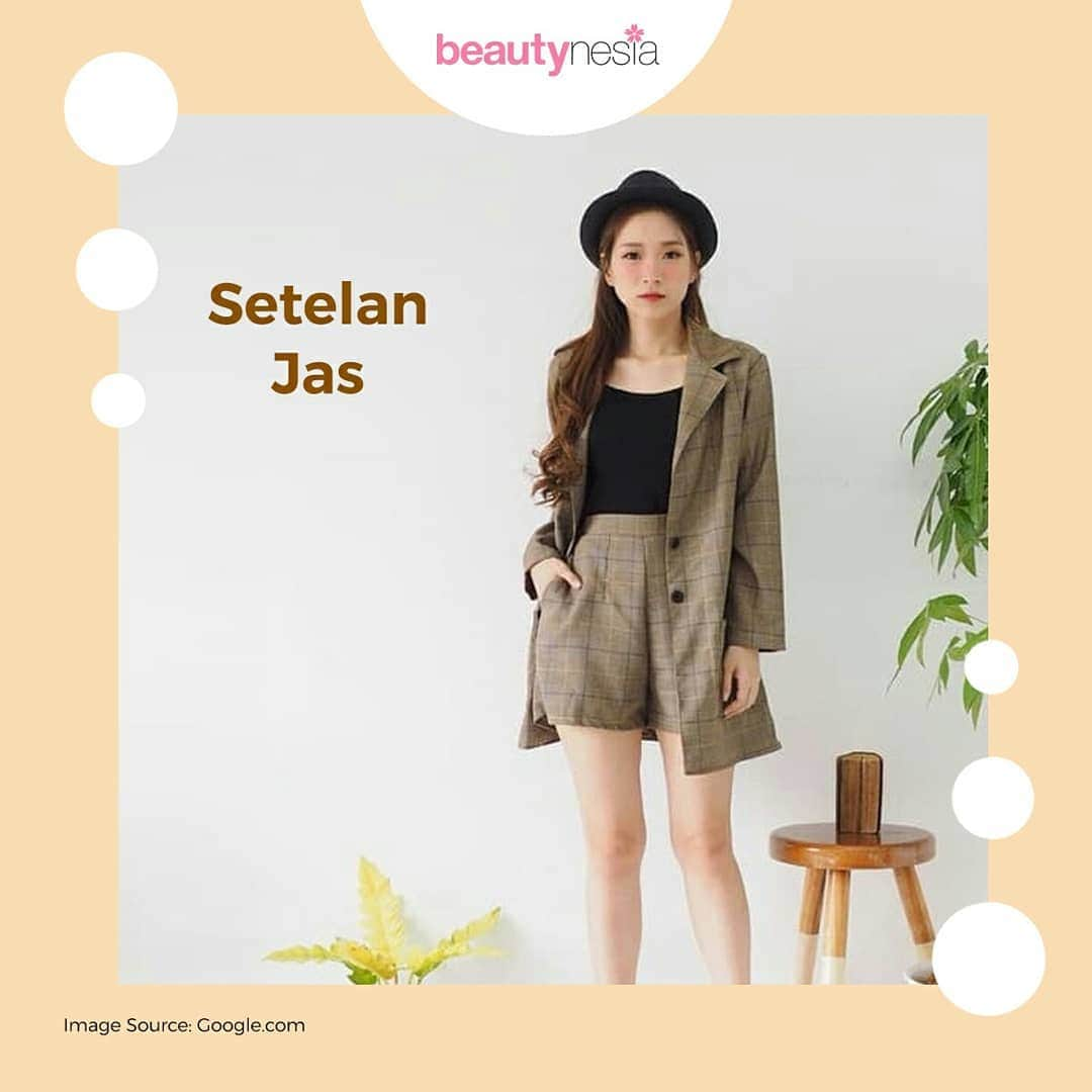 Beauty | Health | Fashionさんのインスタグラム写真 - (Beauty | Health | FashionInstagram)「Setiap tahun tren fashion selalu berubah, dengan style hits masing-masing.  Tapi terkadang ada beberapa tren fashion lama yang comeback di masa-masa berikutnya. Dan di tahun 2019 ini giliran tren fashion 90an yang kembali hits. Intip yuk style mana aja sih yang lagi banyak digemari.  1. Animal Print Motif-motif binatang dalam dunia fashion memang ga ada matinya. Di 2019 ini kalian bisa pilih mulai dari dress, rok, coat, celana hingga leather jacket juga dikemas dengan motif ini.  2. Setelan jas Kalau kalian pernah nonton film tahun 90an, pasti pernah lihat aktrisnya pakai style fashion ini. Tahun ini tren fashion setelan jas kembali digemari oleh semua kalangan, mulai dari mahasiswa sampai ibu rumah tangga.  3. Celana Clochard Ladies pasti udah sering liat celana model ini kan? Selain nyaman, celana clochard juga bisa digunakan di berbagai acara juga, baik formal maupun non formal.  4.  Mini Backpack Di tahun 90an, banyak remaja yang menggunakan mini backpack ke sekolah maupun saat nongkrong dengan teman geng. Tahun ini banyak brand besar yang mengeluarkan mini backpack versi mereka dan digemari oleh banyak orang. Ladies jangan mau ketinggalan tren ini ya  #BeautynesiaID #Beautynesia #trend #trenfashion #fashion90an #tren90an #90an #trendfashion」5月28日 16時54分 - beautynesia.id