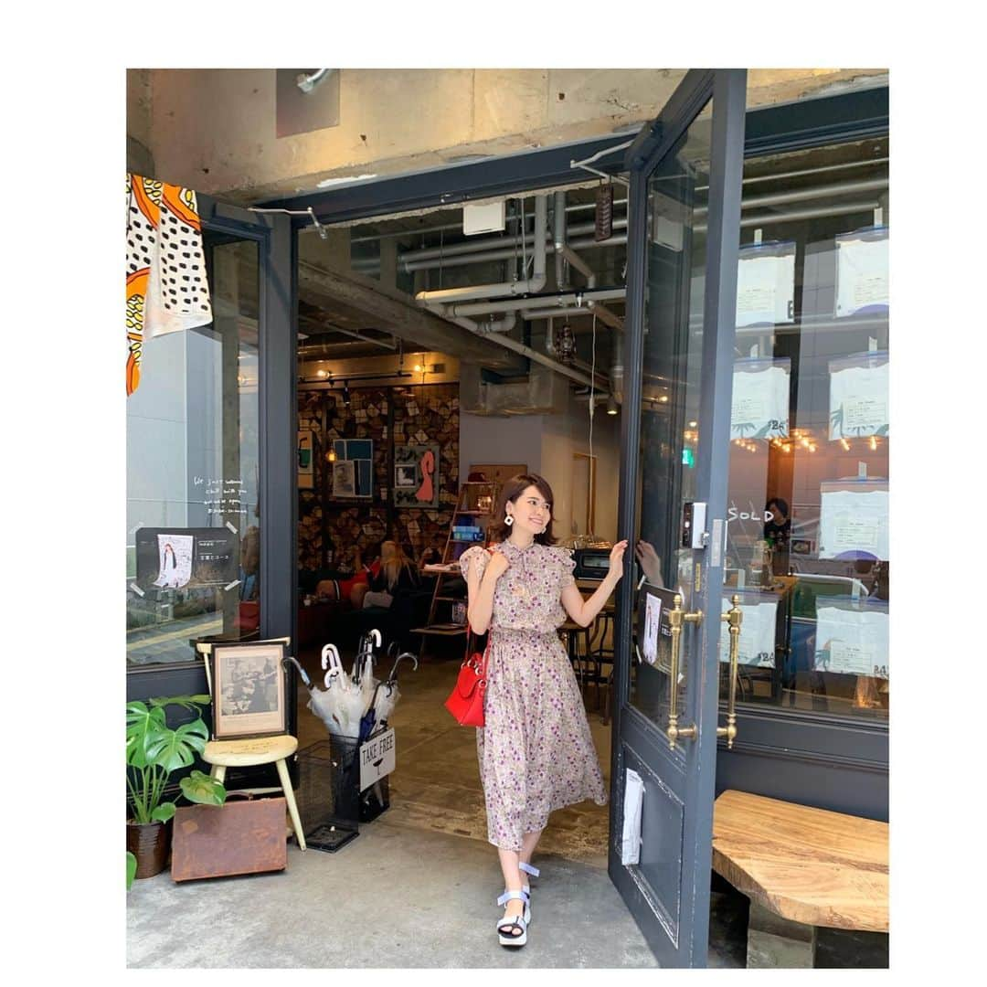 吉田奈央さんのインスタグラム写真 - (吉田奈央Instagram)「福岡に可愛いカフェ発見💕🥰 ＊ ＊ ちょっと甘めコーデにしてみたよ🌼 首がつまってるデザインがすき。 ＊ 博多座の看板にコロッケさんいたから記念に✌️ ＊ ＊ ＊ #福岡#福岡カフェ#福岡旅行#甘めコーデ#きれいめコーデ#きれいめカジュアル#カジュアルコーデ#ワンピースコーデ #花柄ワンピース#ザラ#ザラジョ#スポサン#休日コーデ#ママコーデ#ママファッション#新米ママ#男の子ママ#ママライフ」5月28日 16時56分 - nao70818