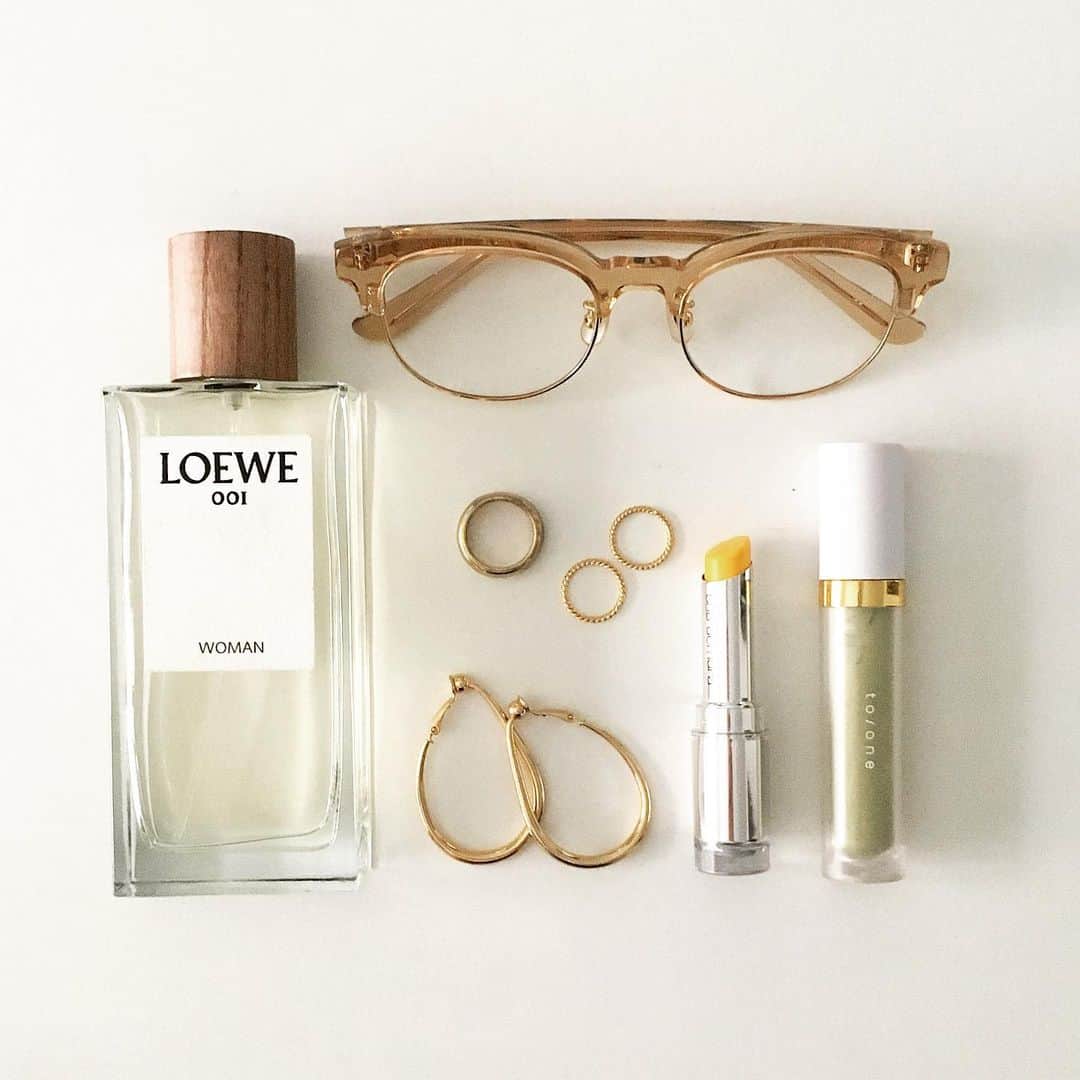 原涼香のインスタグラム：「ㅤㅤㅤㅤㅤㅤㅤㅤㅤㅤㅤㅤㅤ 春の装いに添えるものたち🍈🌼 @loewe  @doublelovers  @shuuemura  @toonecosmetics」