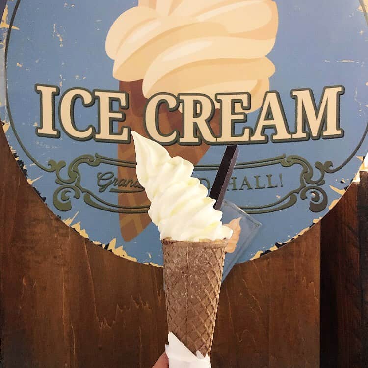 榊山敬代のインスタグラム：「🍦🍦… ・ 1枚目🍦❄️… ・ 猛暑もやわらいできました 火曜日ですがムシムシの巻 …  ということで  猛暑な週末にて 友人とのほほん いただきました  ソフトクリーム画像で クールダウンひと休み  2枚目🍦🍦… ・  ソフトクリームさんで カンパイデザートの巻  週末の午後では  お久しぶりな美大時代の友人と 表参道でゆっくりランチ予定が  猛暑のせいにして…  ソフトクリーム食べたい！リクエストに お付き合いいただきまして六本木へ移動  テラスでたべるソフトクリームは 格別に美味しゅうございましたが 暑さでトロけるの早くて急ぐの巻  いつもこのお店を通る度に いつかソフトクリーム食べたいなと おもっていた夢が叶ったのでした🙏… ・ ・ 3枚目🍝🥂… ・  ランチは会話メインにして お食事はつまむくらいの巻  もうかれこれ18年ほど前から 友人にはお世話になっていて  人付き合いのわるいわたしへ いつも声をかけてくださって  個展のときは  周りに声をかけては 観に来てくださって  こんなわたしにいつもさりげなく こころ遣いしてくださる友人には  あらためてありがとうを思い出すとき  美大時代では日本画専攻しておりましたが  家で絵を描くか誰もアトリエにいない時間に アトリエで絵を描いて人が来たら帰るような  ひとりにならないと描けないタイプでしたから 人付き合いも悪くなりますはじまりなのでした  そのようなわけで  せっかく東京にでてきましたのに 絵について語り合える画家友達は いない人生ですが人生こんなもん  友人とは専攻学科が違いますところ 絵の話しはさておきまして 世間の色々を 世間知らずのわたしへ教えてくださいまして 世の中のひとコマをのぞかせていただくとき  お互いの環境はうつり変わってゆくけれど 変わらない本質があるからこそ繋がれるご縁も 大切にしたいとおもうのでした … ・ ・ ・ ・ ・ 🕯展示情報… ・ 『 榊山敬代日本画展 』 … 〈Fancy〉  うつろい色の物語  会期：令和元年6月22日(土)〜7月7日(日) 会場：株式会社 豆子郎  豆子郎の里 茶藏唵内 御迎処 … ・ (山口市大内御堀一丁目1番3号) 開館時間／10:00〜17:00 ※6月22日に限りましては22時まで開館  入場料 無料  作家在廊日 6月22日  https://toushirou.info/shop/sakuraan/sakurakan ・ ・ 主催 協賛／株式会社豆子郎 ・ ・ ・ ---------------------------------------- ・ ・ ・  この度は 山口の老舗和菓子店 株式会社豆子郎  豆子郎の里 茶藏唵内 御迎処にて 日本画展を開催いたします。  四季を感じ 季節を敬う日本人の心を伝える 日本庭園「大内四季庭」が一望できます  茶藏唵内 御迎処 を会場にて  榊山敬代 代表作シリーズであります 『Fancy』シリーズを通して うつろい色の物語 をお届けいたします。  展示初日の6月22日夏至では 毎年恒例の豆子郎キャンドルナイトが 開催されます機会に 今期はキャンドルの灯りでFancyの世界を鑑賞する  新たなこころみの日本画展を開催いたします。  また翌日23日より七夕までの期間では 自然光の気配と共に清々しき絵肌へ心を寄せて  日本画の うつろい色 の世界をご堪能ください… ・ ・ ・ ・ #summer #夏日和 #ランチ #lunch #表参道#omotesando  #おやつ #desert #六本木 #ROPPONGI #タリアテッレ #🍝 #pasta #spicy #🇲🇦 #🦐 #ソフトクリーム #🍦#softcream #ice #chocolate #decoration #gelato #日本画家 の #外出こんなもん  #人生 #振り返る #いつもありがとう #アイス好き」