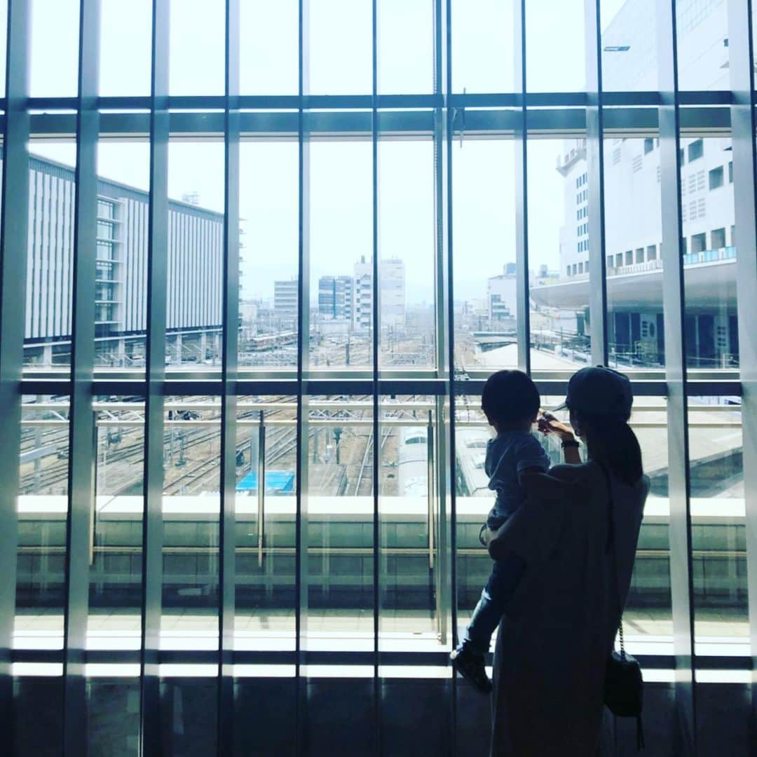 安田美沙子さんのインスタグラム写真 - (安田美沙子Instagram)「京都駅は、電車が沢山集まるから、線路が沢山。 今回は行けなかったけどまた鉄道博物館行こうね！ . . BALで開催された、EYEBARのイベントにお邪魔して来ました✨ 先日京都展でご一緒した薫堂さんや、京都の友人達にも会えて、まだまだいたかったけど、ステキな京都の夜を過ごさせて頂きました✨ . . またね、京都✨  5/28(火) TBS「この差って何ですか？」19:00〜20:00  #instagood #kyoto #bal #lana #dog #thanks #eyebar.」5月28日 16時59分 - yasuda_misako