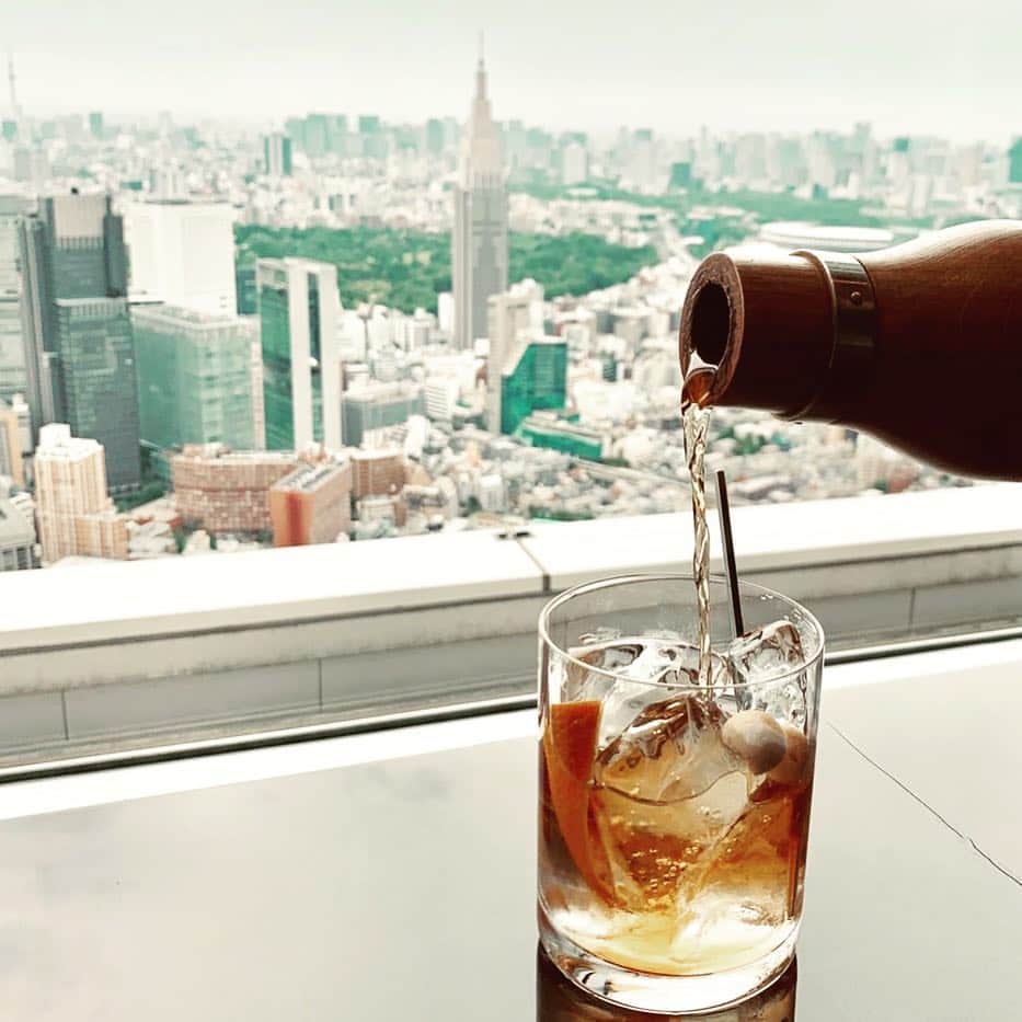 Park Hyatt Tokyo / パーク ハイアット東京さんのインスタグラム写真 - (Park Hyatt Tokyo / パーク ハイアット東京Instagram)「Featuring our Matured Fashioned at New York Bar. We mature Woodford Reserve Kentucky straight bourbon whisky in American oak bottles in-house for 30 days, making the flavors well rounded and smooth. Added are bitters, Japanese wasanbon sugar and orange peel, which is then served on the rocks!」5月28日 17時00分 - parkhyatttokyo