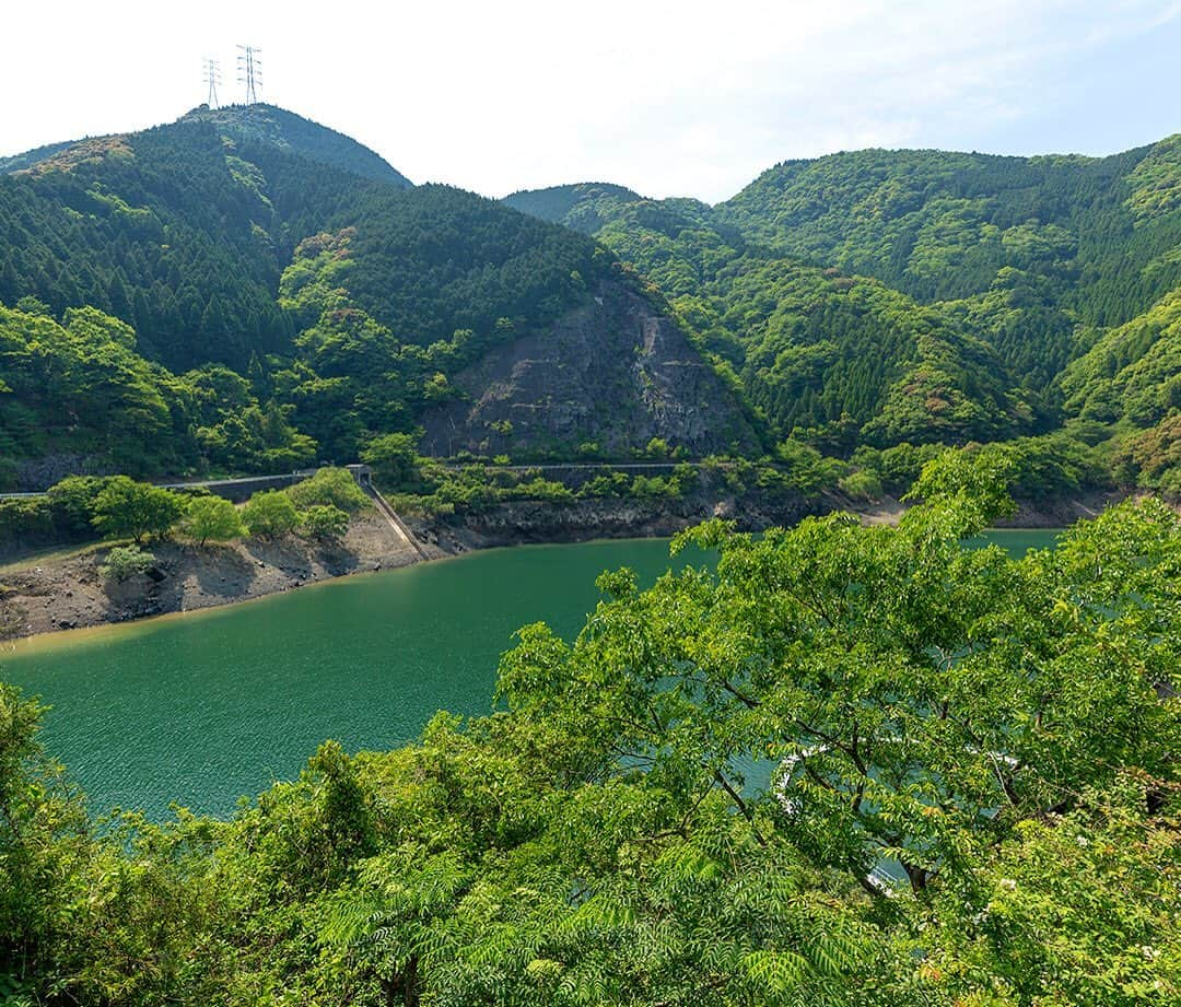 九州電力さんのインスタグラム写真 - (九州電力Instagram)「熊本県八代市にある「油谷ダム」。谷の針葉樹林の中に、美しい調整湖が広がります🌲 . . #九州電力 #kyuden #九電 #九州の灯り #油谷ダム #発電所 #湖 #ロックフィルダム #ダム巡り #ダム湖 #ダム活 #ダムマニア #ダム #自然 #広がり同盟 #damlake #自然が好きな人と繋がりたい #ダム好きな人と繋がりたい #カメラ撮るの好きな人と繋がりたい #熊本県 #kumamoto #熊本旅行 #熊本写真部 #熊本カメラ部 #九州ぐらむ #ファインダー越しの私の世界 #九州旅行 #九州 #kyushu #九州愛」5月28日 17時02分 - kyuden_official