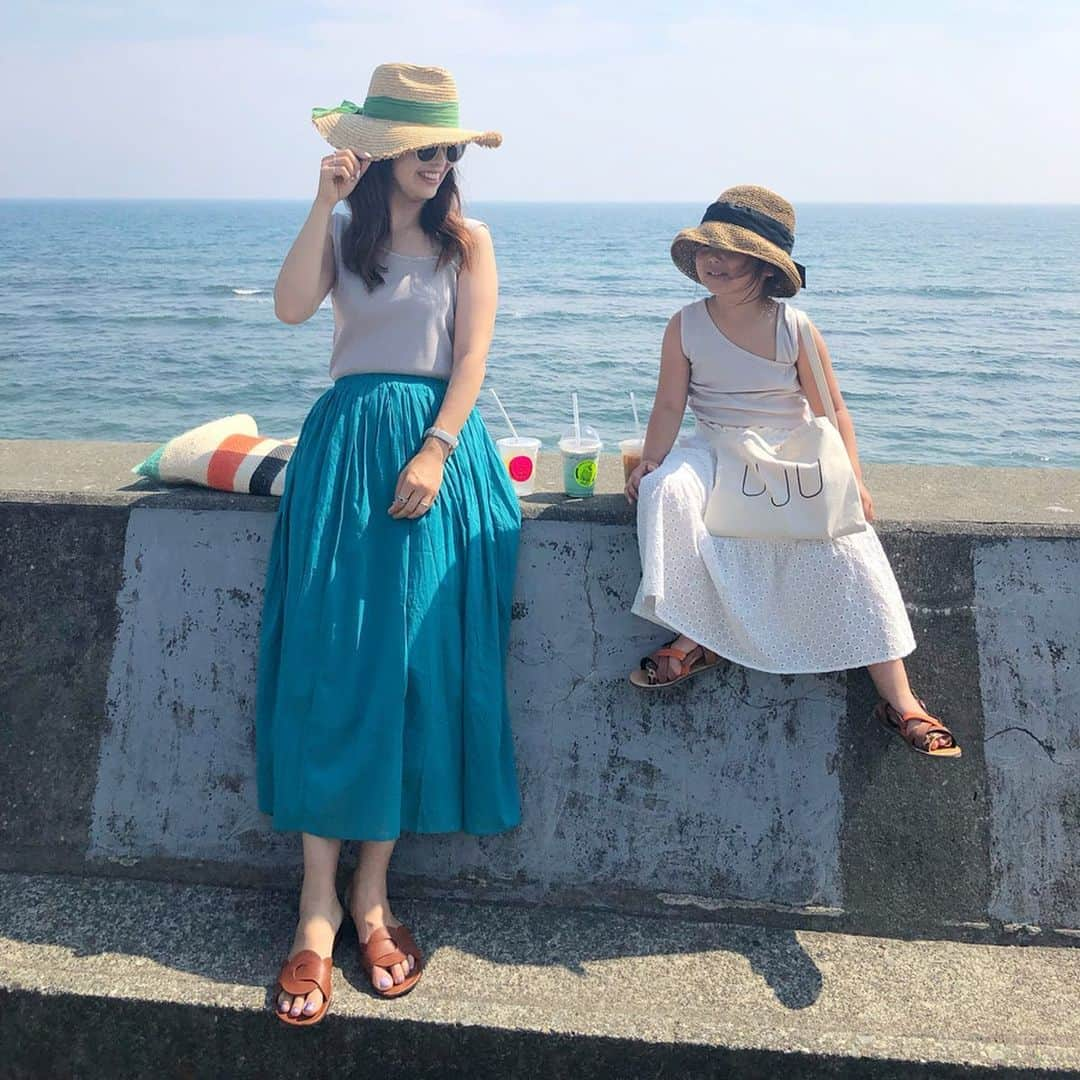 manamisotayutaさんのインスタグラム写真 - (manamisotayutaInstagram)「#親子コーデ ❤︎ この日は湘南、江ノ島へ♡ 江ノ島でしらすを食べて、神社でお参り⛩  毎年必ず行く @pacificdrivein 🏖  この日はかわいいバス🚌のワゴンが出てたよ♪ ハワイみたいー🏖✨ コーデともあってて嬉しかったなぁ😁  きれいなブルーのスカートは @urs_official  #urs_styling #urs_official  #コットンボイルボリュームスカート ボリューム感と がかわいいスカート💕  暑くて子どもたちは海水浴してたよ🤣🏖 海が好きすぎる🏖❤️ ＊ ＊ 親子おそろのアシメタンクトップは @ciaopanictypy  #ciaopanictypy のだよ♪ これほんとかわいい❤︎❤︎❤︎ ぴたっとしすぎないシルエットが好き❤︎ 大人気で完売してるみたい💦 ・ kids skirt @gu_global  @gu_for_all_  #gu#guコーデ ・ hat👒 @14plusjp ・ ・ 親子コーデやプチプラコーデ、購入品などブログに書いてるよ✍️❤︎ プロフURLから飛べます✈️❤︎ ＊ ＊ #双子コーデ#親子リンクコーデ #おやこーで#リンクコーデ#cordinate#プチプラコーデ#fashion#locari#ponte_fashion #mamagirl#女の子ママ#大人女子コーデ #湘南カフェ#江ノ島カフェ #カフェ巡り#海#海コーデ#ママタビジョ#タビジョ#女子旅#pacificdrivein」5月28日 17時14分 - manamisotayuta