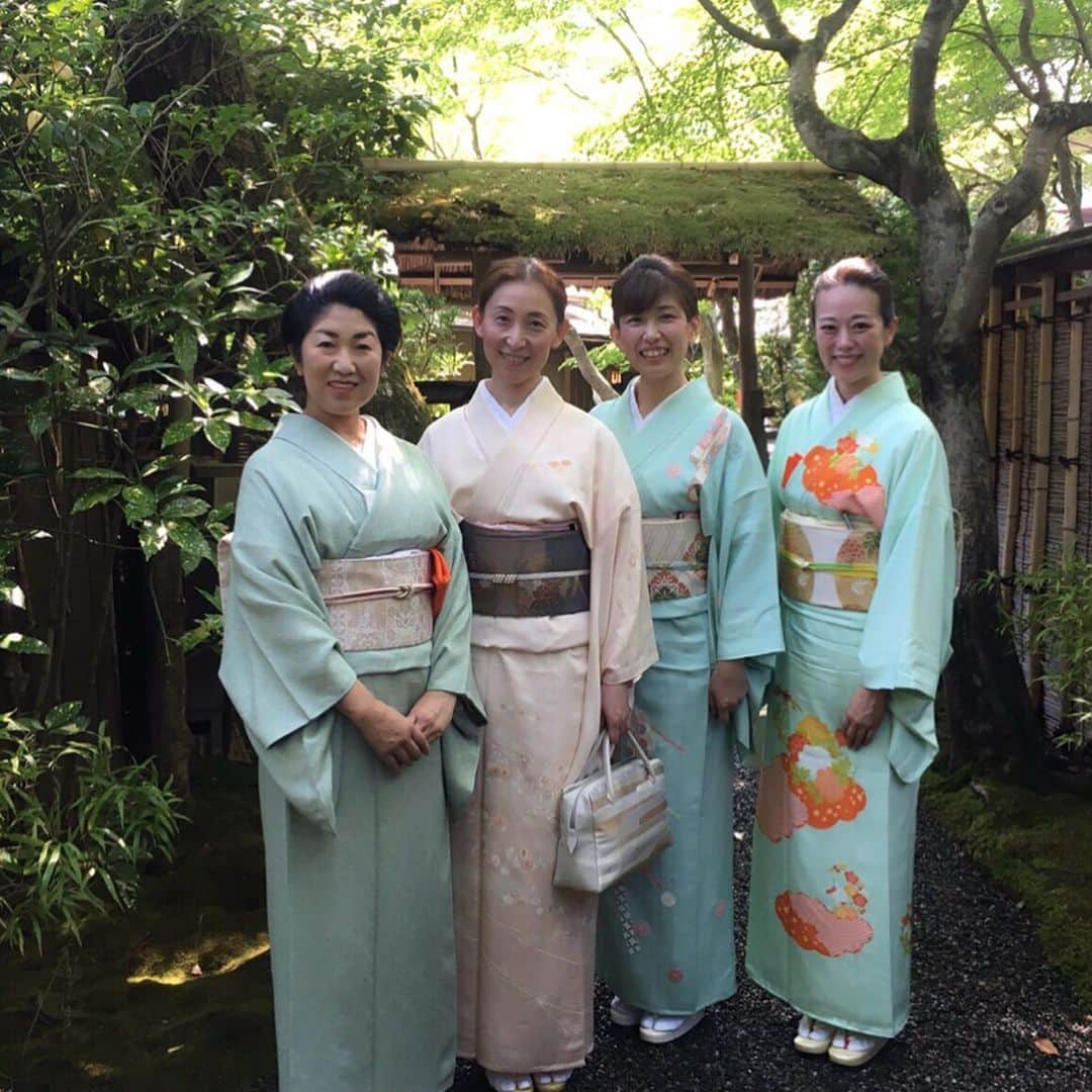 沢瀉美緒さんのインスタグラム写真 - (沢瀉美緒Instagram)「※ Wonderful place and  wonderful dishes ✨ . 大好きなお友達の2人と。 . 年に何回かのお楽しみイベントが 開催される @kyotokitcho_official へ💛💛 . 素敵な誂えに、美味しいご飯、 そして、艶やかな装い✨ . はぁー楽しかった💛 . いつもありがとうございます😊 . . #嵐山吉兆 #嵐山 #arashiyama #kyoto #京都 #茶会 #teaceremony #ミオログ #ミシュラン #michelinstar #令和 #料亭 #着物好きな人と繋がりたい」5月28日 8時35分 - mio_omodaka