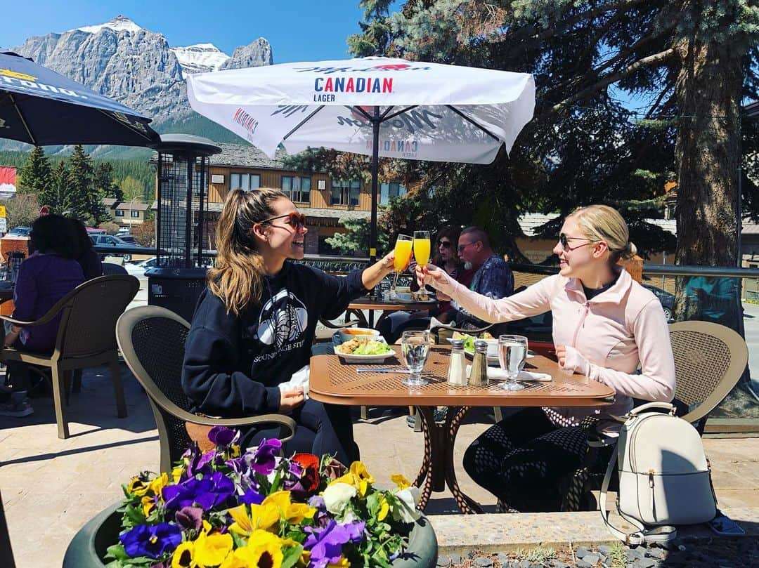 Maddie & Taeさんのインスタグラム写真 - (Maddie & TaeInstagram)「cheersin’ to the start of a great week in Canada on the #cryprettytour360 🥂🍾」5月28日 8時28分 - maddieandtae