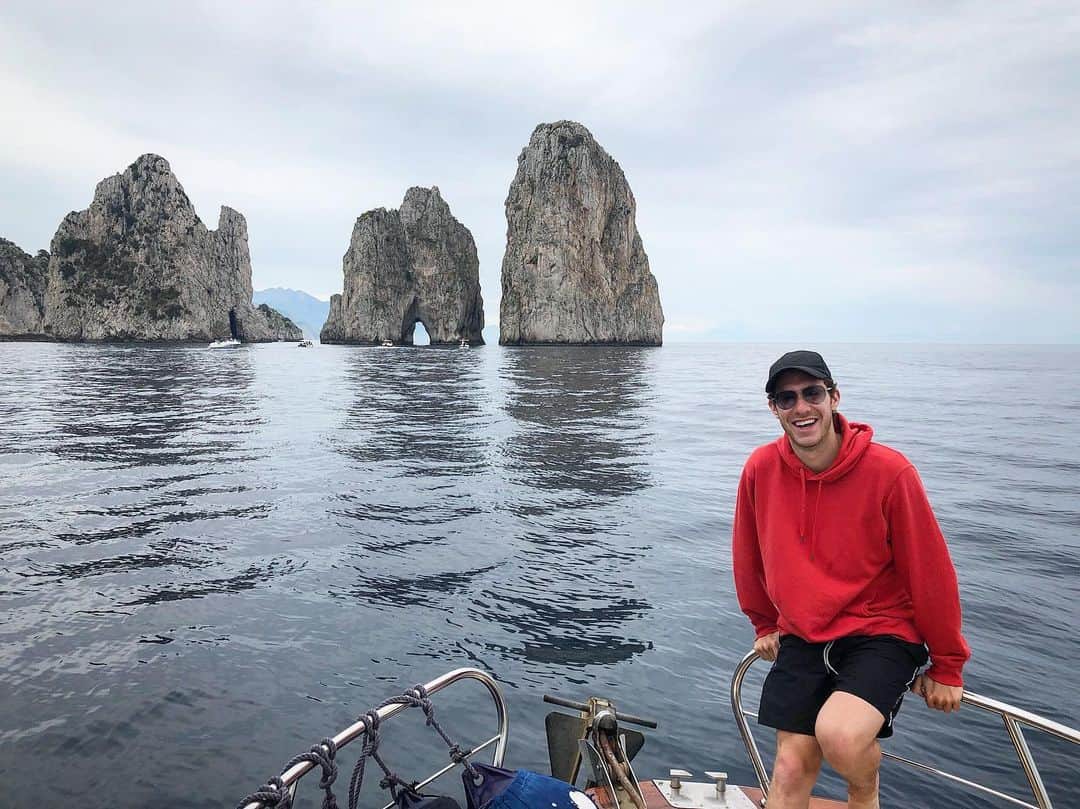 ジェイソン・ブラウンのインスタグラム：「Sailing our way to Capri! カプリ島にいます！⛵️ #faraglioni #セーリング」