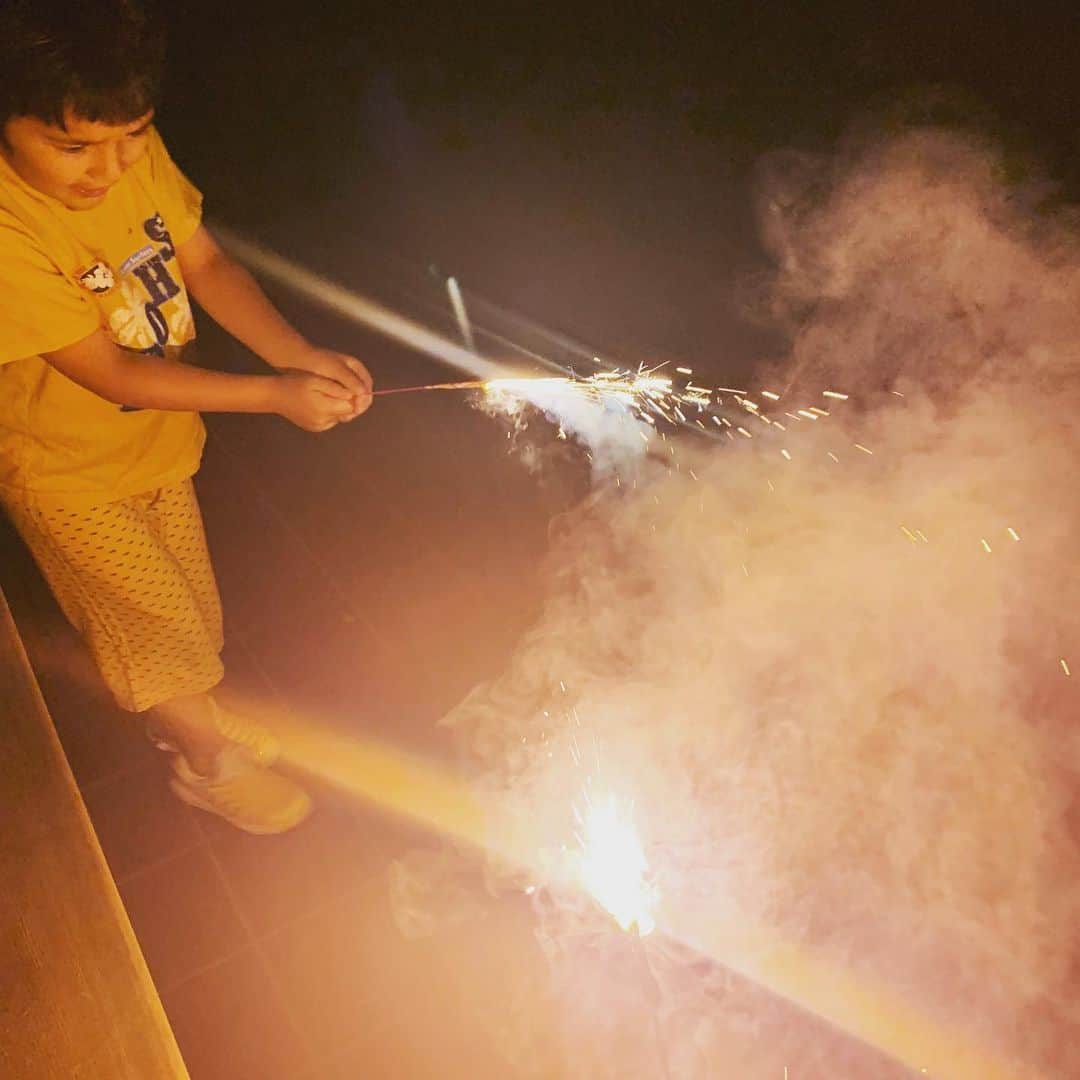 クリス智子さんのインスタグラム写真 - (クリス智子Instagram)「暑いので、花火はじめました。」5月28日 8時35分 - chris_tomoko