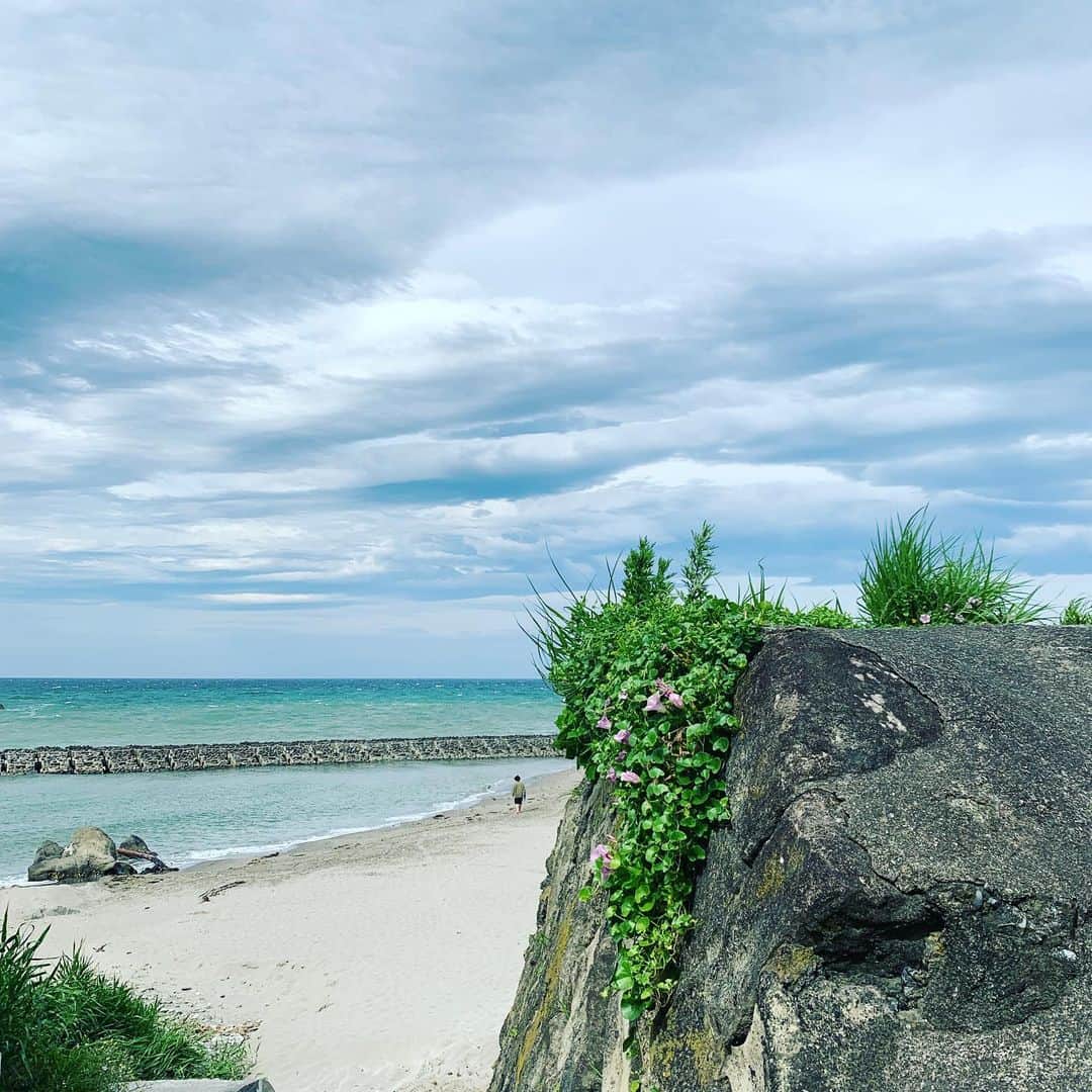 クリス智子さんのインスタグラム写真 - (クリス智子Instagram)「おはようございます。  今朝は、少し時間も早かったからか、海も、より いい感じでした。  今日の風景。  はじまりはじまり！」5月28日 8時41分 - chris_tomoko