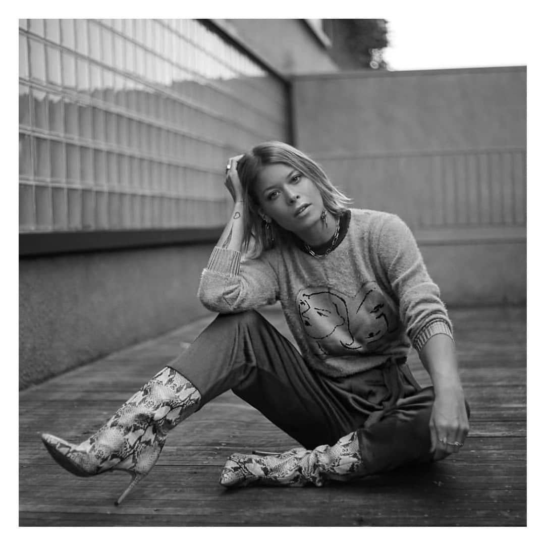 Schutzのインスタグラム：「Powerfull & Statement boots ⚡🖤 #schutzfall」