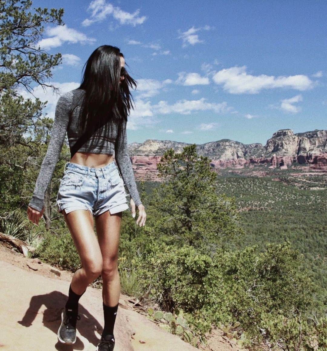 マリッサ・ウェッブのインスタグラム：「#justdoit ✔️ ......................................................... #memorialdayweekend #arizona #utah #globetrotting #monumentvalley #bucketlist」