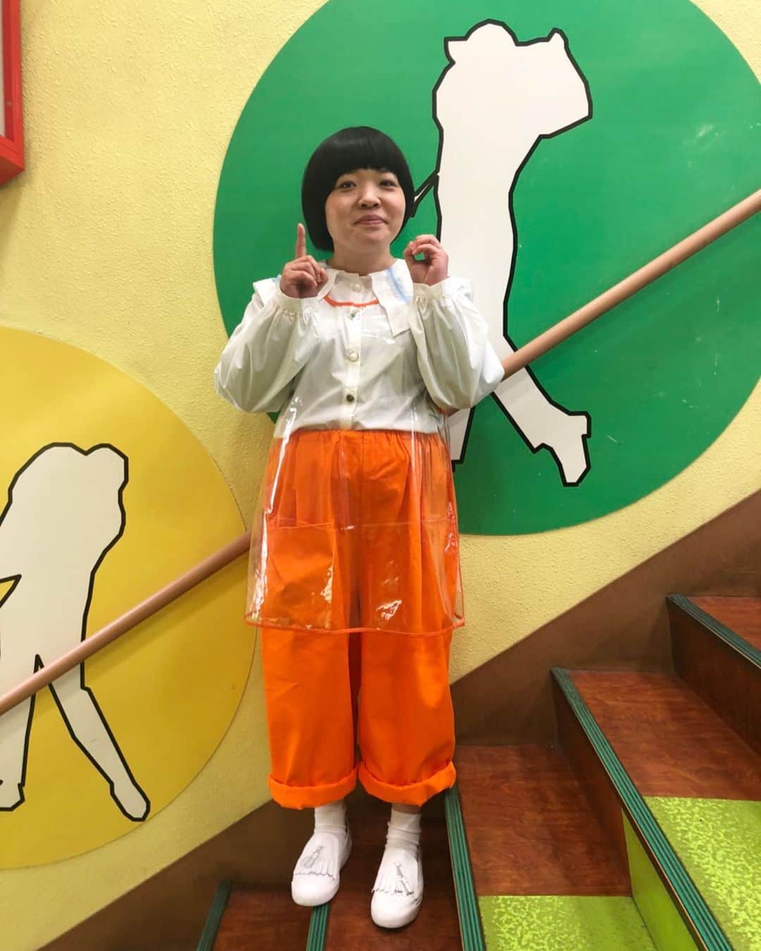 おかずクラブのインスタグラム：「おはようございます！ スタイリストです！ 今日も暑い予感してる。 安定のサボリでアップしてなかった、いつかの#かりそめ天国 の衣裳です👚👗👠 ありがたい事に、友達とかテレビ局のスタッフさんとか色んな方に、かりそめ天国の衣裳の事言われます！ 毎回凄いですよね！面白いですよね！って…w 至って通常通り用意してるんですが、どうやら面白いらしいww ファッションって難しいなぁ。  オカリナ⭕️ デザインブラウス&クリアビニールワンピース👉(me) @me.harajuku  オレンジパンツ👉amatunal @amatunal_laforetharajuku  その他👉スタイリスト私物 このクリアのワンピースが可愛くて、なんとしても使いたかったんだけど、なかなか難しいアイテムだった。。。 着てみるまでどうなるか分からないまま用意したんですが、不思議なもんで、オカリナさんが着ると、なんかそれっぽく着てくれました！ オカリナさんは、 「食べ物こぼしても汚れないからいいですね！」 って言ってた！笑 色んな視点があるもんだ。 ファッションってやっぱり難しい。 #かりそめ天国 #おかずクラブ #オカリナ #okazugram」