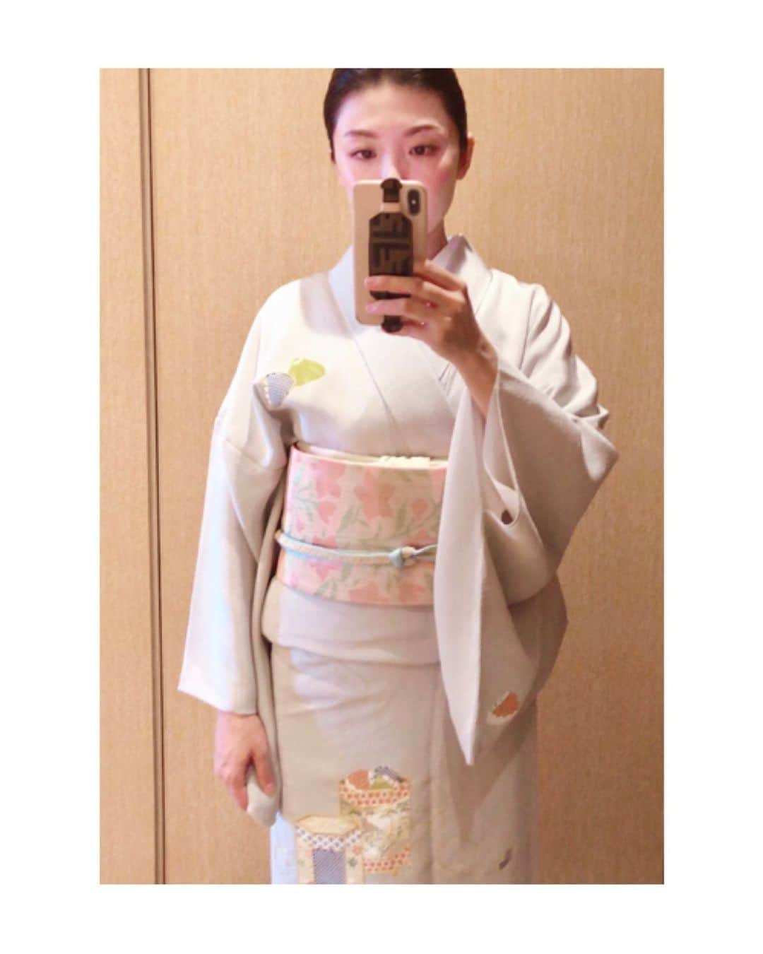 のインスタグラム：「東おどりへは貝桶柄の単衣に夏物の袋帯を合わせて。 この後、帯締めのねじれ直しました💦  東をどりは今年で95回目を迎えたそうです。 大正時代から続く江戸の粋な踊りを今も観られる事に感謝です。  #歌舞伎 をはじめ #お着物 や #日本の伝統 が長く守られ受け継がれますように。 #azumaodori #azumaodori2019  #kimono #kimonocordinate #japanesekimono #japanesetradition #beautifultradition #lovekimono  #instakimono  #東をどり #東をどり2019 #お着物 #お着物コーディネイト #日本の伝統 #守るべきもの #帯とお着物 #帯締めと帯揚げ #お草履とバッグ #組み合わせが楽しい #ぎをん齋藤 さん #きねや さん #井澤屋 さん #亜紀の和装記録」
