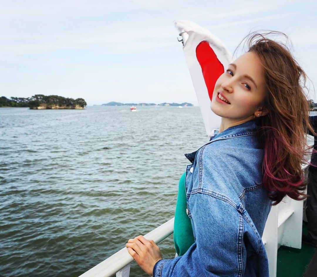 のインスタグラム：「二つの大好きなものが一つの写真にまとめられている！海と日本🌊🇯🇵 ちなみにここは太平洋みえる！ #海 #日本 #ピンク色 #ブルー #水平線 #船 #波 #デニム #松島 #japan #sea #ship #waves #pinkhair #model #モデル」