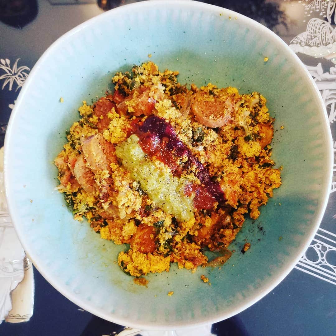 のインスタグラム：「2ND BEST MEAL EVER VEGAN EGG SAUSAGE BACON KALE BROCCOLI ONION CHEESE SCRAMBLE 🍳🌿🌭🧀🌶🥦🥓 #GASOLINEKITCHEN ADVENTURES  @sperofoods #veganegg #SCRAMBLIT #speroegg @beyondmeat beyondsausage #vegansausage  @mountainroseherbs smoked black pepper birdseye chili pepper kiawe salt @violife_foods mozzarellashreds  @seedranchflavor #umamireserve hotsauce  @heartbeat_hotsauce #blueberryhabanero  @coconutsecretofficial coconut aminos  @salsamesa green salsa  @allvegetarianinc #veganbacon via @mylkguys  @thevegetarianexpress4u pepper seasoning  #GASOLINEGARDEN #ORGANIC #BROCCOLI #KALE #ONION #vegan #vegansofig #instavegan #veganfood #plantbased #veganfoodie #whatveganseat @gasolineglamour  #GASOLINEGLAMOUR  #SPEROFOODS  #BEYONDMEAT  #violife  #MOUNTAINROSEHERBS  #coconutsecret  #seedranchflavor #allvegetarianinc  #mylkguys #salsamesa」
