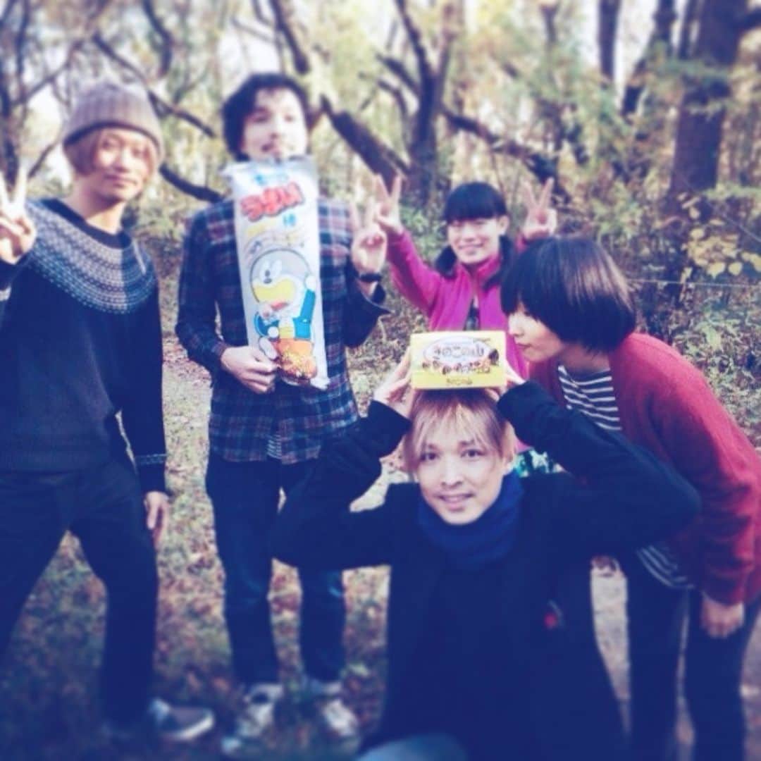 のインスタグラム：「みんな大好き！#きのこ帝国 #きのこの山 #撮影 #中野敬久 #佐藤千亜紀 #あーちゃん #西村コン #谷口滋昭」