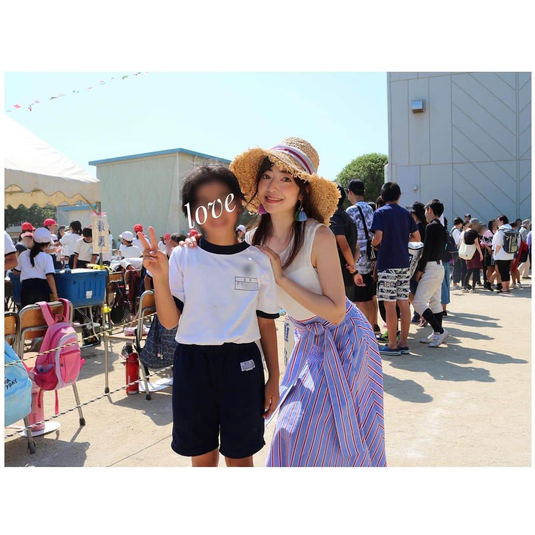 山崎直子のインスタグラム：「姪の運動会へ✨ ・ ・ ・ 向かう途中立ち寄ったカフェでタンブラーにコーヒーを入れてもらったら目一杯入っていて... ・ 溢れて白いトップスがコーヒーまみれになるというまさかのハプニング💦 ・ 着替えに戻る時間もなく、急いでお化粧室で洗ってびしょ濡れのまま駆けつけました...🤣 ・ そんなびしょ濡れの甲斐あってw 絶対に見てねと言われていた演目にはギリギリ間に合い、勇姿を見届けることが出来て一安心✨ ・ 小学校最後の運動会だと思うと終始感動が止まらなかったなぁ😢 ・ あっという間に親と、叔母の手をw離れていくのだろうなと... ・ 近い将来訪れるであろうその日まで、姪の為にしてあげられること ・ 力の限りに、まだまだ沢山の愛を注いでいこう❤️ ・ ・ ・ #令和最初の #運動会 #びしょ濡れ すら良い#思い出 wそれにしても#今時の小学生 170以上のスラッとした手足の長い子がいっぱいで#おばちゃん びっくり❗️最近#日光アレルギー を発症した疑いアリだし#アラフォー に#日焼け は大敵だけど#姪っ子 の為ならば皮膚の痛みも何のその😤汗だくで#カメラマン 頑張った〜💦#おばバカ そして最後に#衝撃の事実 体操着の名札をよく見たら...5年生のまま‼️姉らしい🤣w #luv #❤️ #myniece #family」