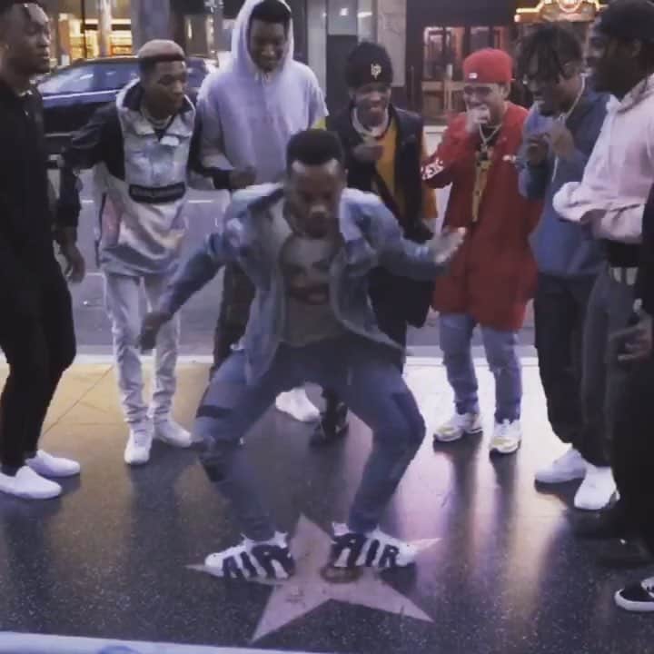 Lil Buckのインスタグラム：「come in my face, Ima kill ya like a 🐲⚔️ p.s. S/O to @lilblack_jookin for that chop move at the end. I got that from him. I love when he do that junt and @OG_jaquency showed me how to do that cold ass gangsta walk 🙏🏾 For more exclusive Memphis Jookin videos FOLLOW @memphisjookin #mafia #wegonnarumble #three6mafia」